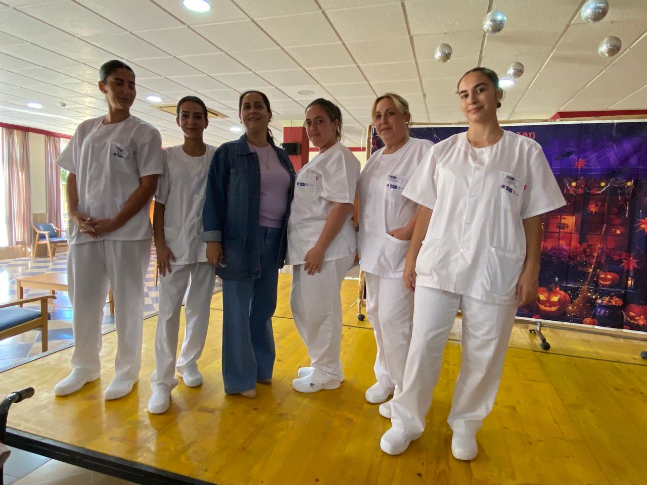 García León supervisa la formación práctica de las alumnas del curso de atención socio-sanitaria.