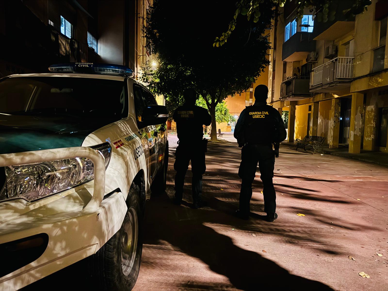 Un centenar de guardias civiles registra viviendas en Algeciras, San Roque y Los Barrios