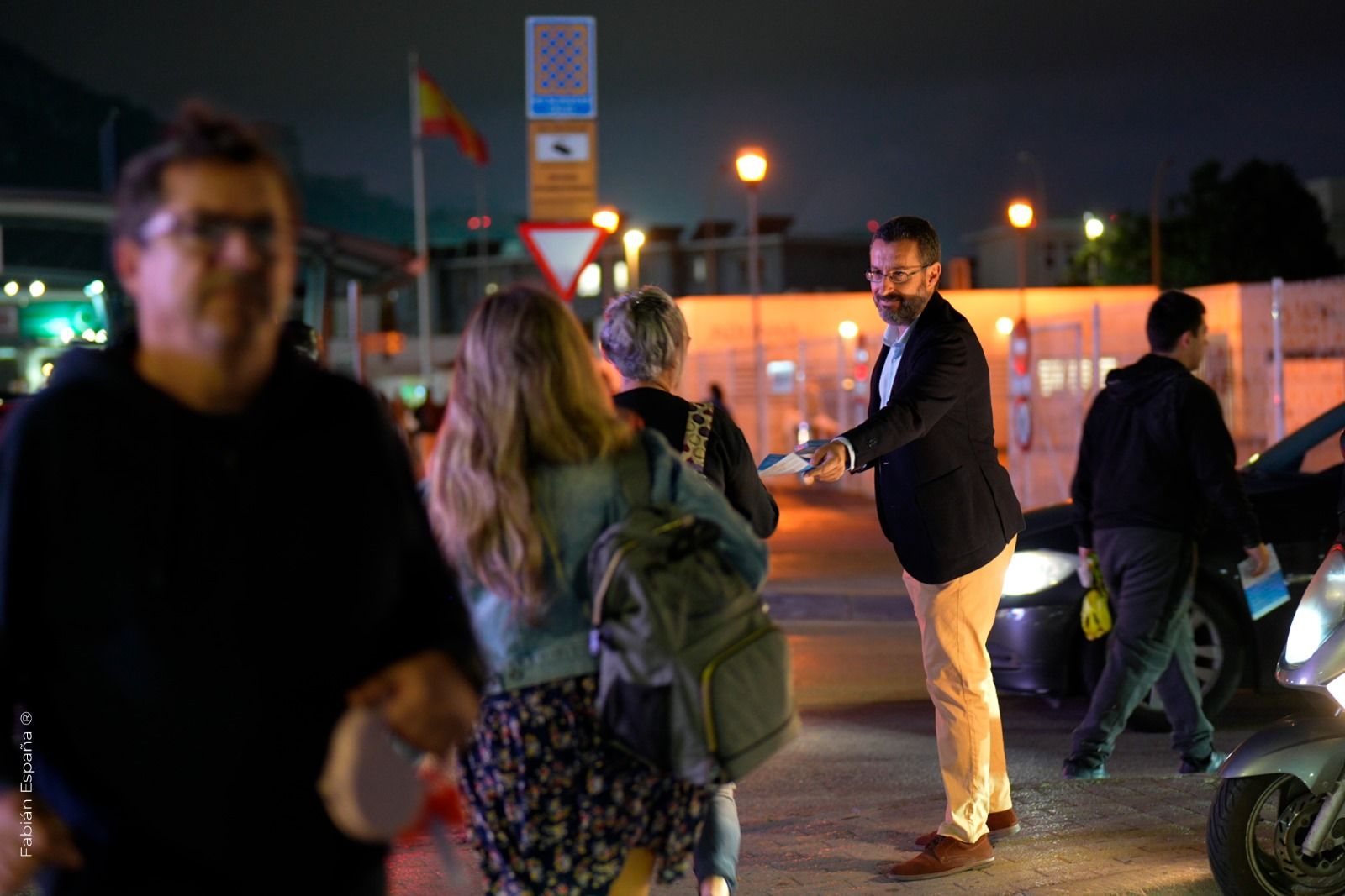 Juan Franco reparte octavillas en la frontera animando a manifestarse este viernes. Foto: Fabián España.