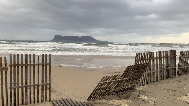 Activado el aviso amarillo por temporal de Levante este miércoles en el Estrecho. Foto: temporal en El Rinconcillo. Imagen de archivo. 8Directo.