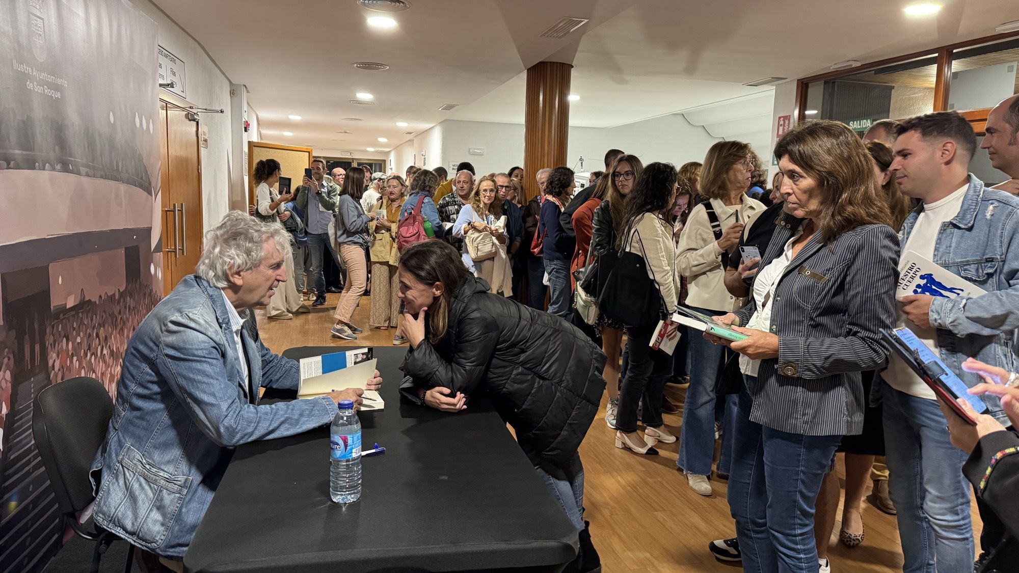 Arsuaga llena el Galiardo en una nueva edición del Aula de Literatura José Cadalso.