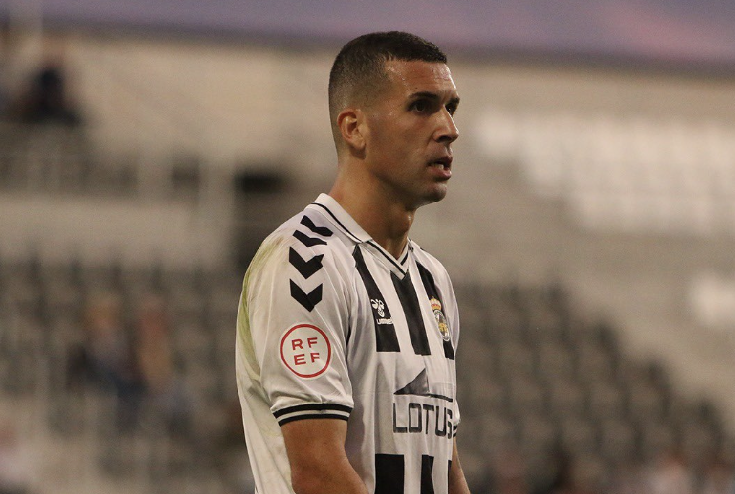 Adri Carrasco, autor del gol. Foto: Real Balompédica Linense. (1-1) Titular: La Balona rescata un punto en el 94'. 