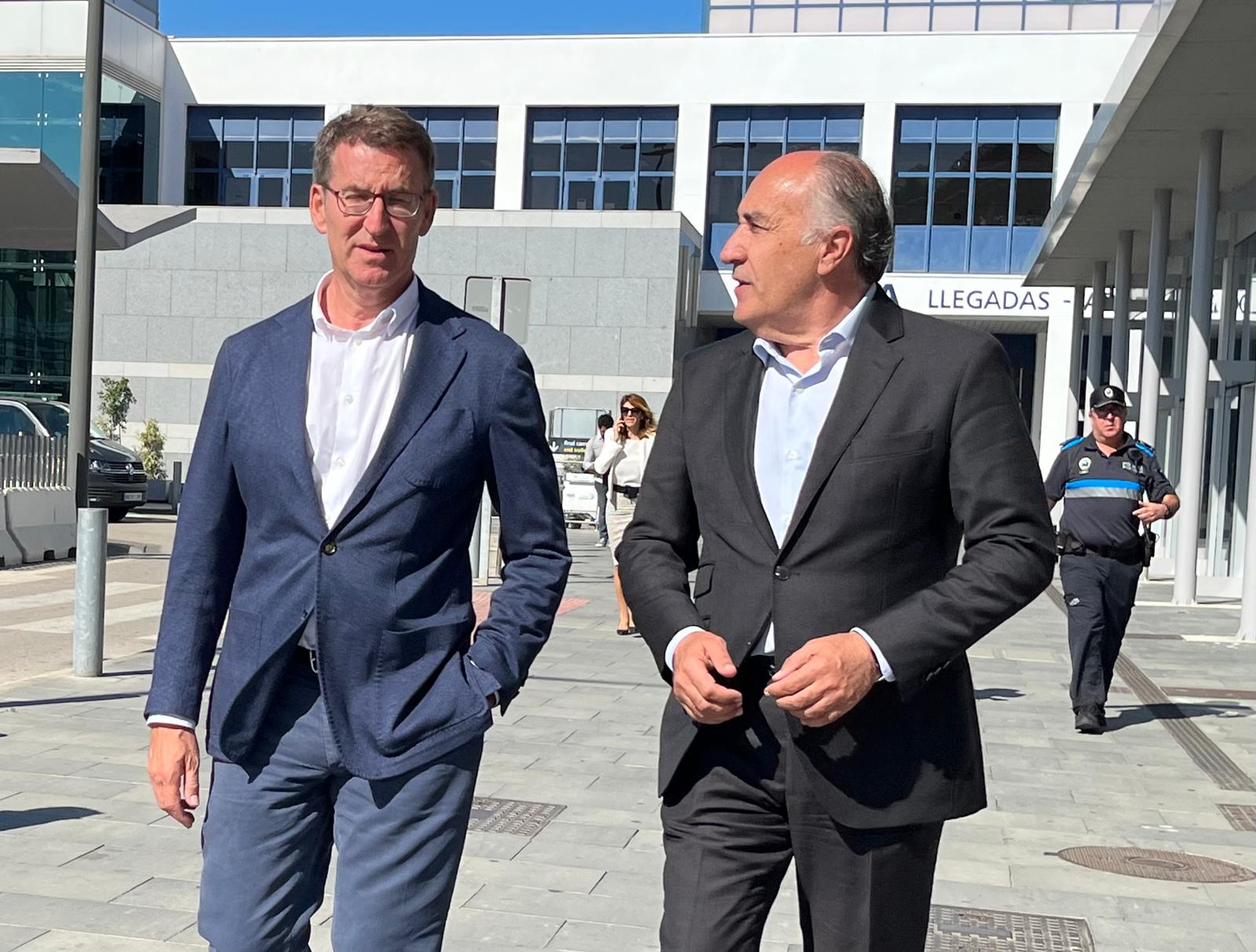 Núñez Feijóo y Landaluce, en el Puerto de Algeciras. Foto: F.M. Titular; Feijóo revela que el PP ha pedido explicaciones al alcalde de Algeciras por un presunto caso de acoso sexual.