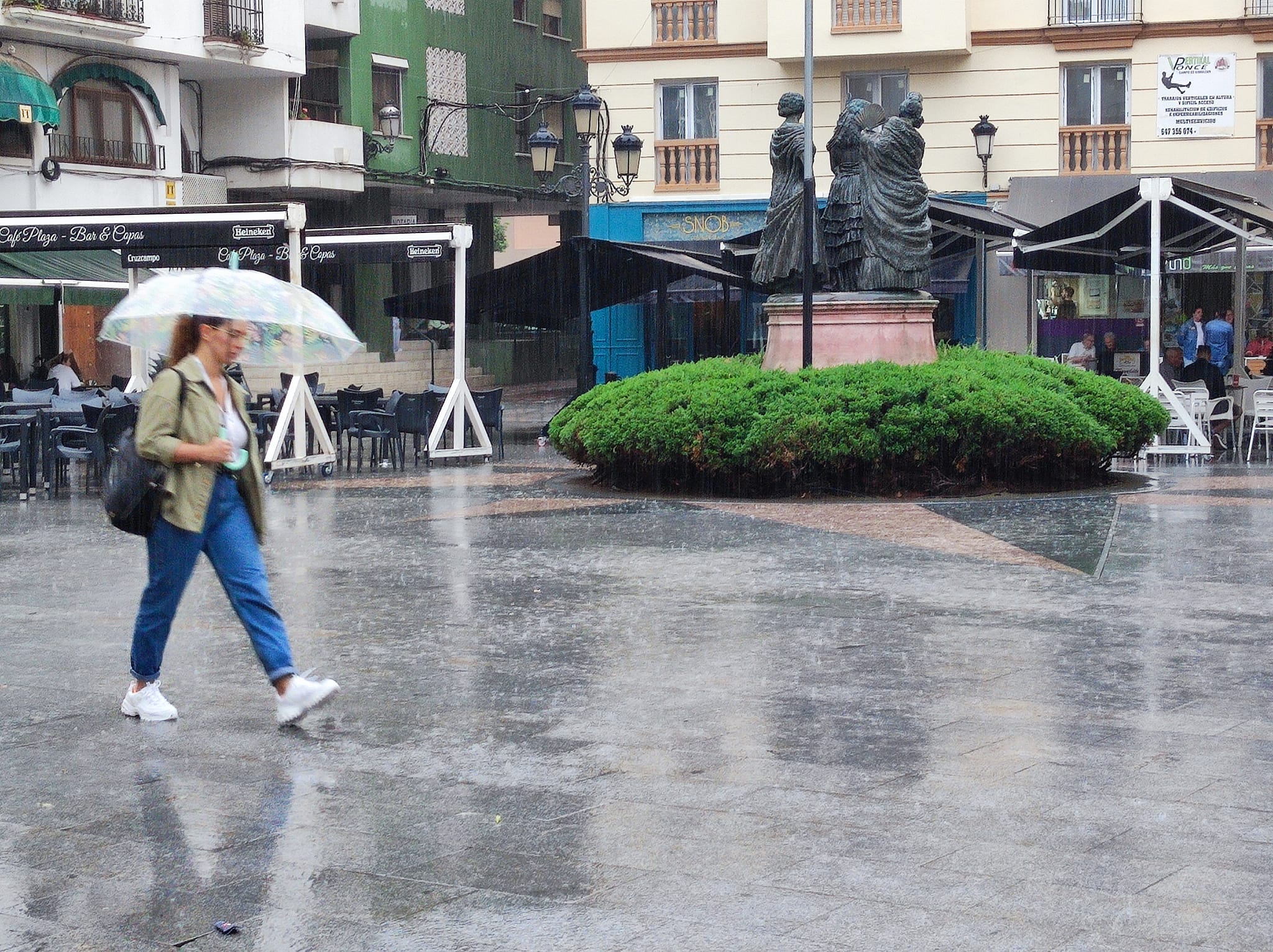 La Línea mantiene la alerta por el temporal sin registrar graves incidencias en las últimas horas.