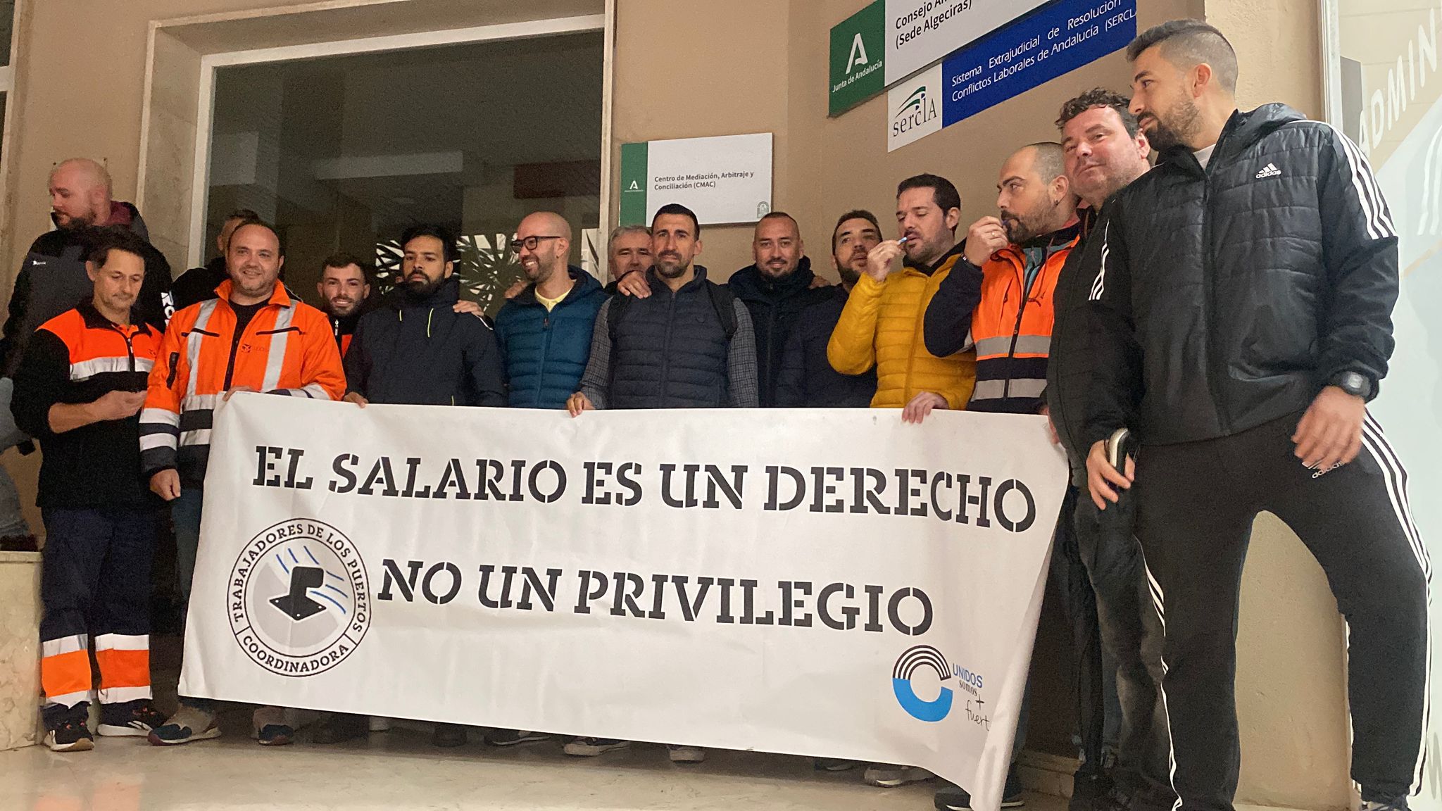 Representantes y afiliados del sindicato Coordinadora TPA, a las puertas del Sercla. Desconvocada la huelga de las agencias marítimas y consignatarias de los puertos de Cádiz y Algeciras