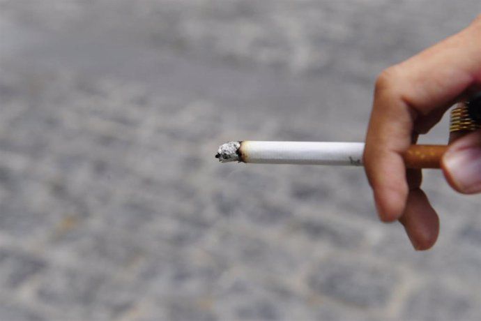 Gibraltar aumenta el impuesto sobre los cigarrillos en 25 peniques por paquete.