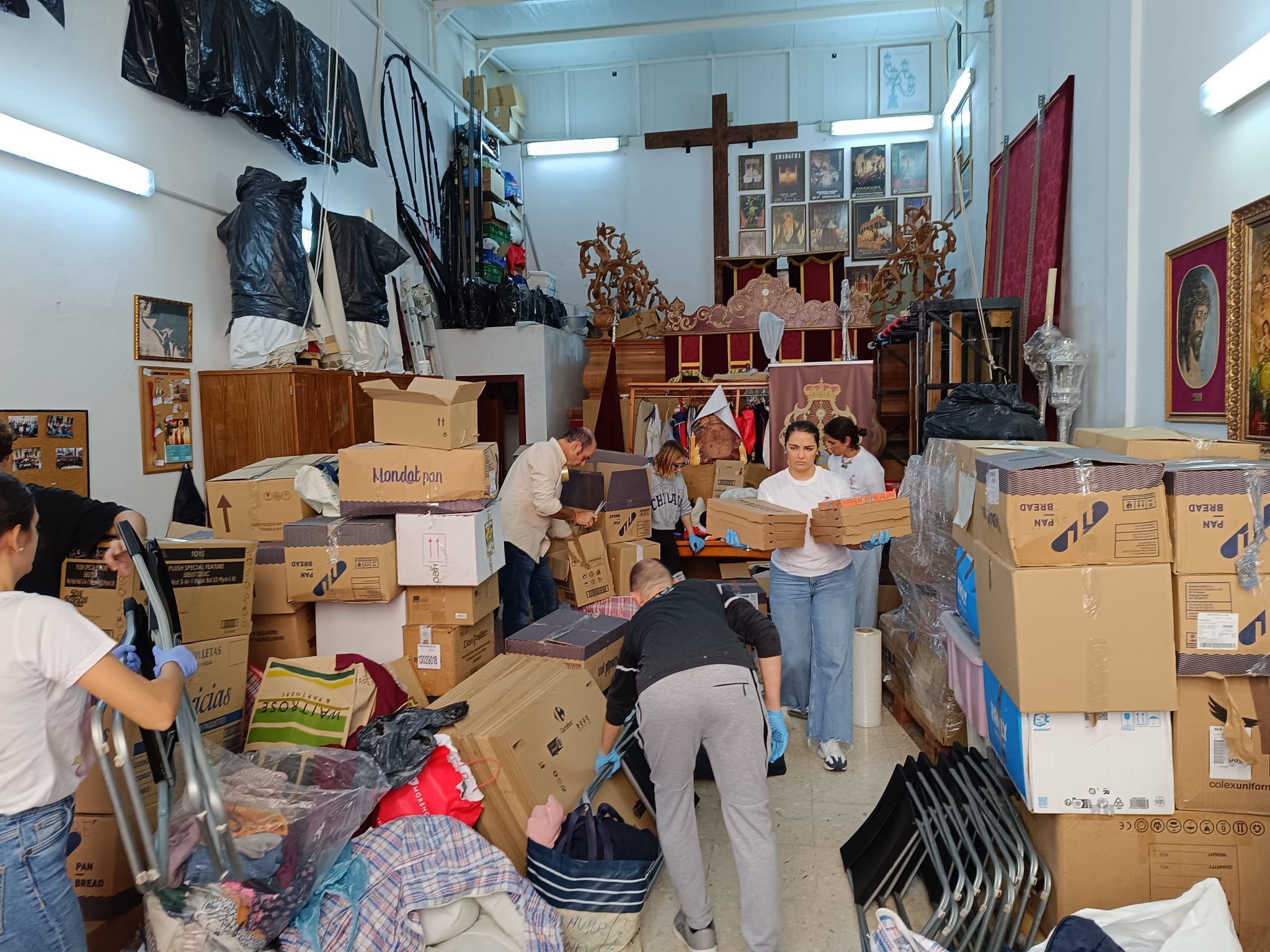 La Línea solidaria: más de 90 palets de ropa, alimentos y otros productos listos para Valencia. En esta imagen, Casa Hermandad de la Amargura.