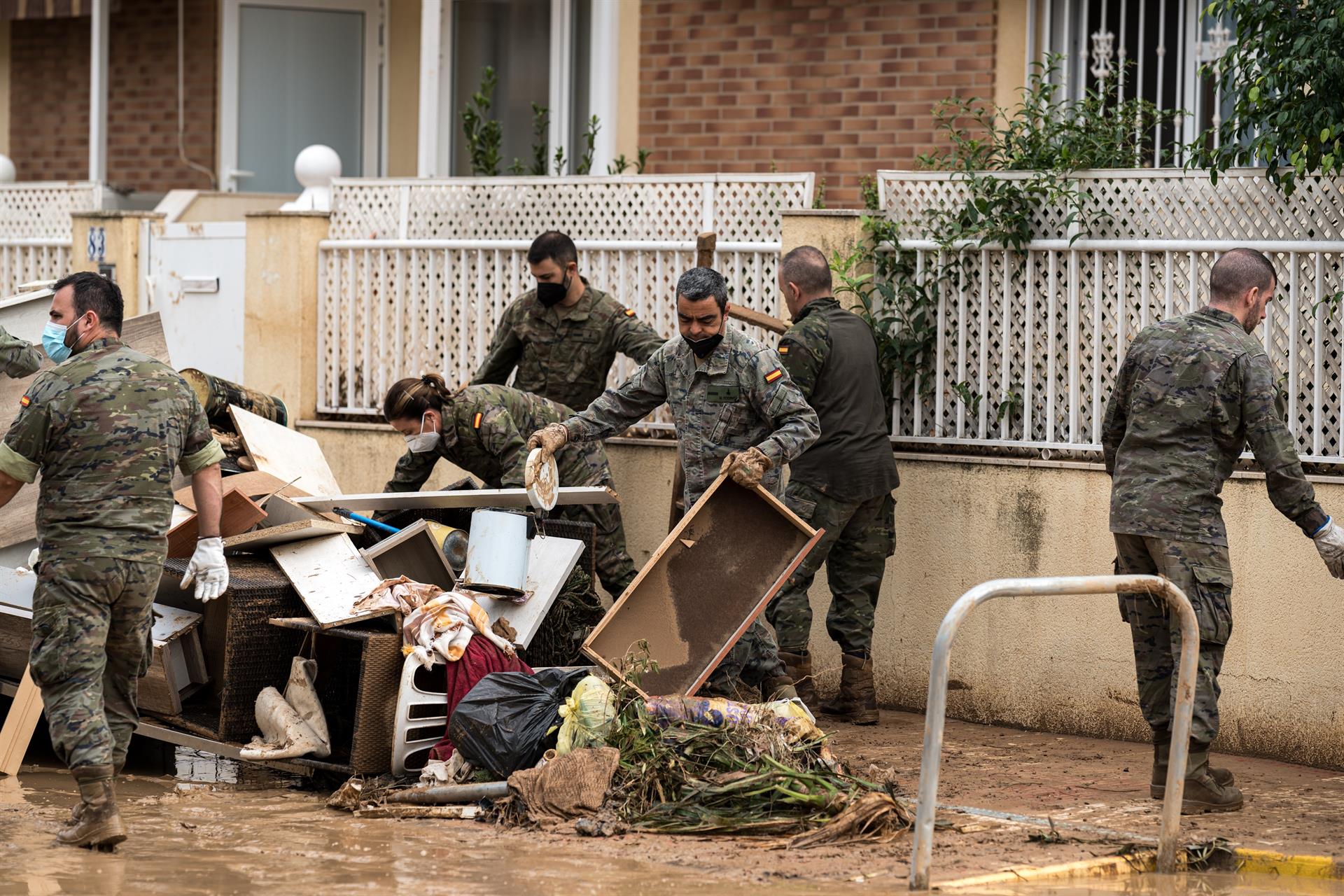 Varios militares ayudan a limpiar los estragos ocasionados por la DANA, a 4 de noviembre de 2024, en Paiporta, Valencia, Comunidad Valenciana (España). - Diego Radamés - Europa Press. 