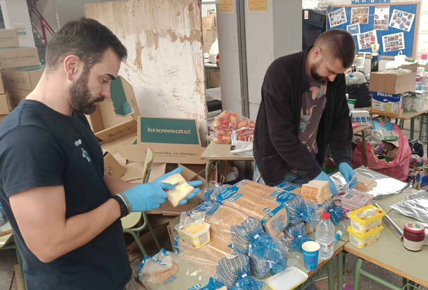 "Nos volvemos con el corazón roto, dejando atrás mucho dolor, mucho caos y mucha impotencia". En esta imagen, el joven linense Jairo Fernández colabora en la preparación y reparto de comida.