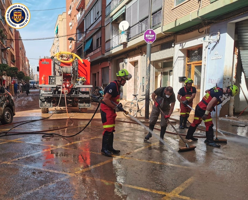 Cuatro bomberos de la comarca, en el nuevo contingente que parte este martes hacia Valencia.