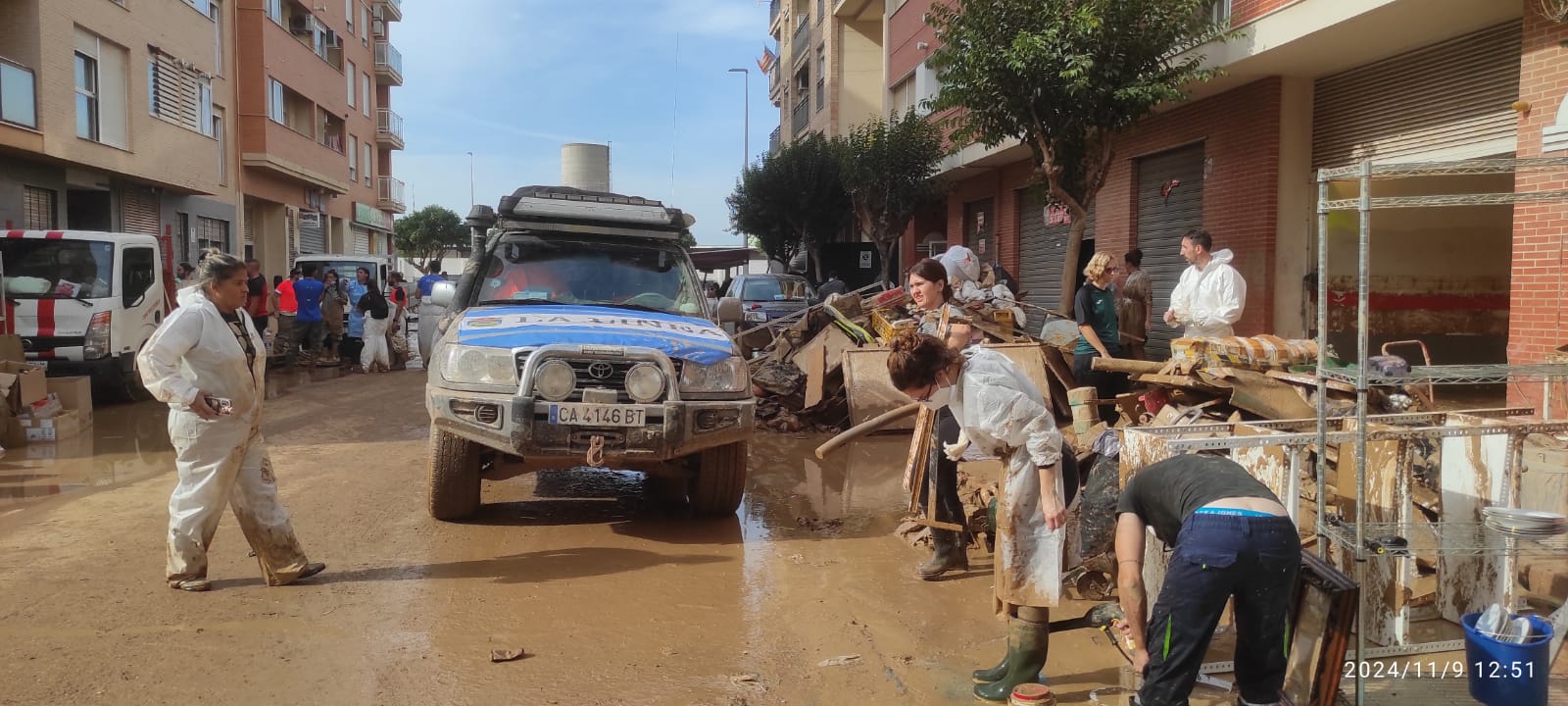 Carlos Cañete y su grupo de 4x4, solidaridad sobre ruedas desde La Línea a Valencia. Trabajos del grupo 4x4 La Línea, en Catarroja. Foto: Carlos Cañete, 4x4. 