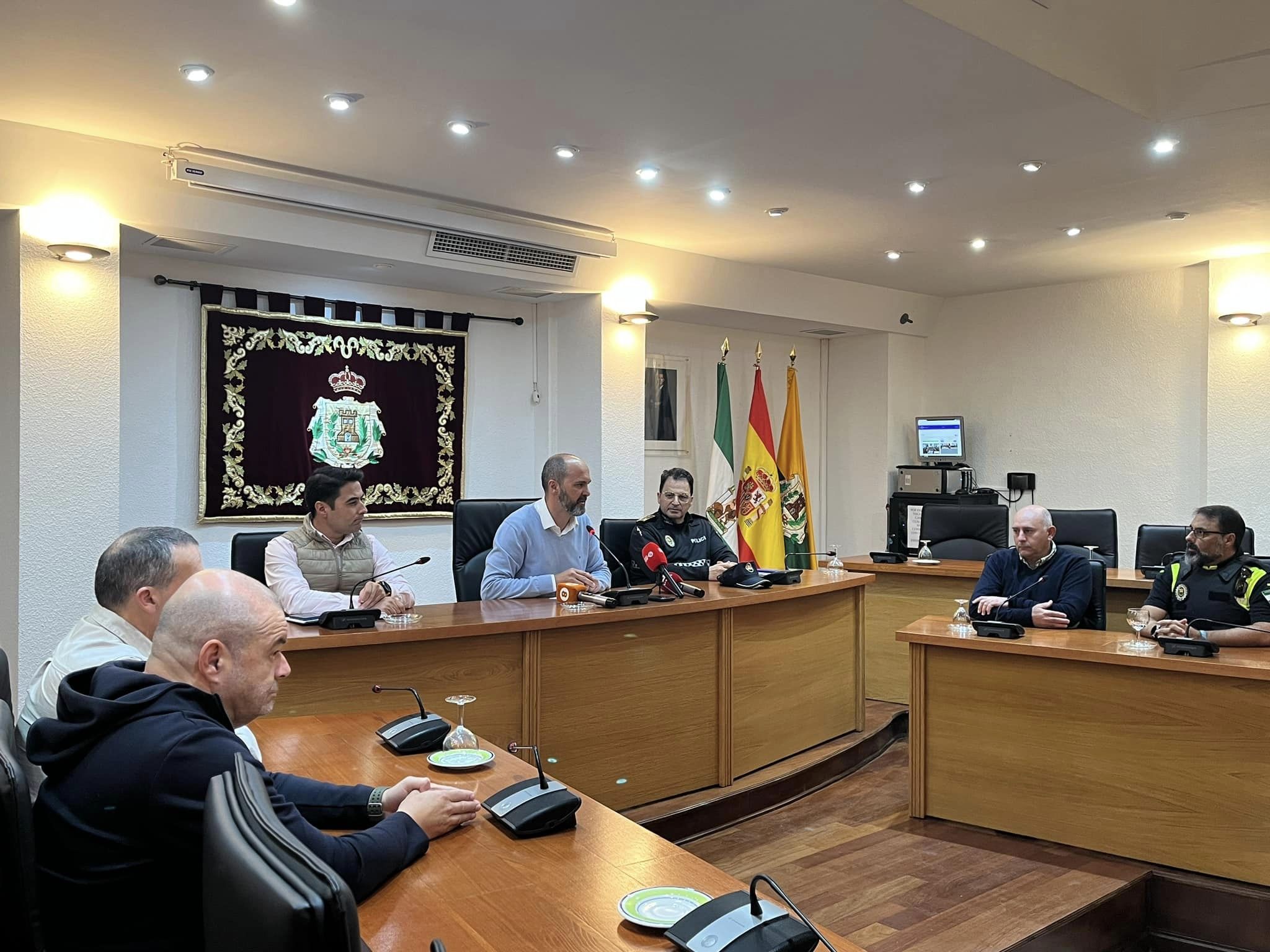 Imagen del recibimiento. "Parecía una zona de guerra": testimonios de policías locales de Los Barrios tras ayudar en Valencia.