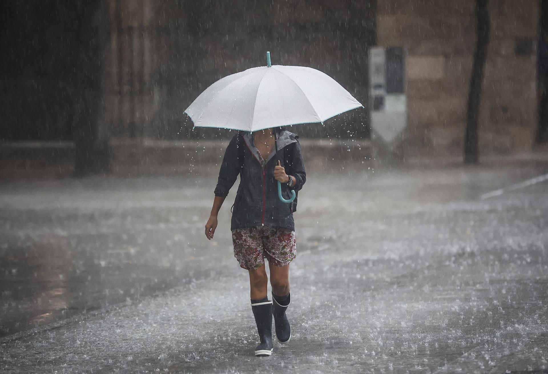 Aemet activa el aviso rojo por lluvias en el litoral de la provincia de Valencia este miércoles y jueves. Rober Solsona - Europa Press - Archivo.