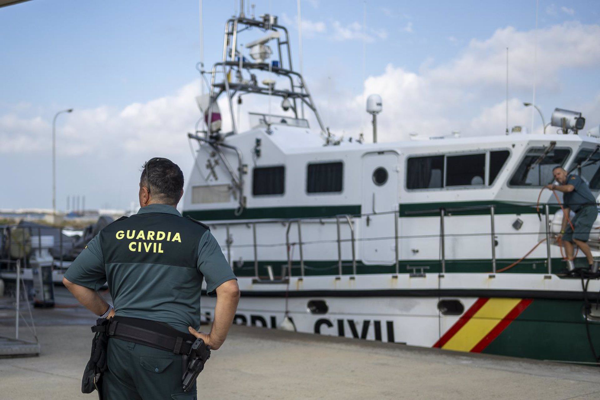 Un agente de la Guardia Civil ante una embarcación en una imagen de archivo.