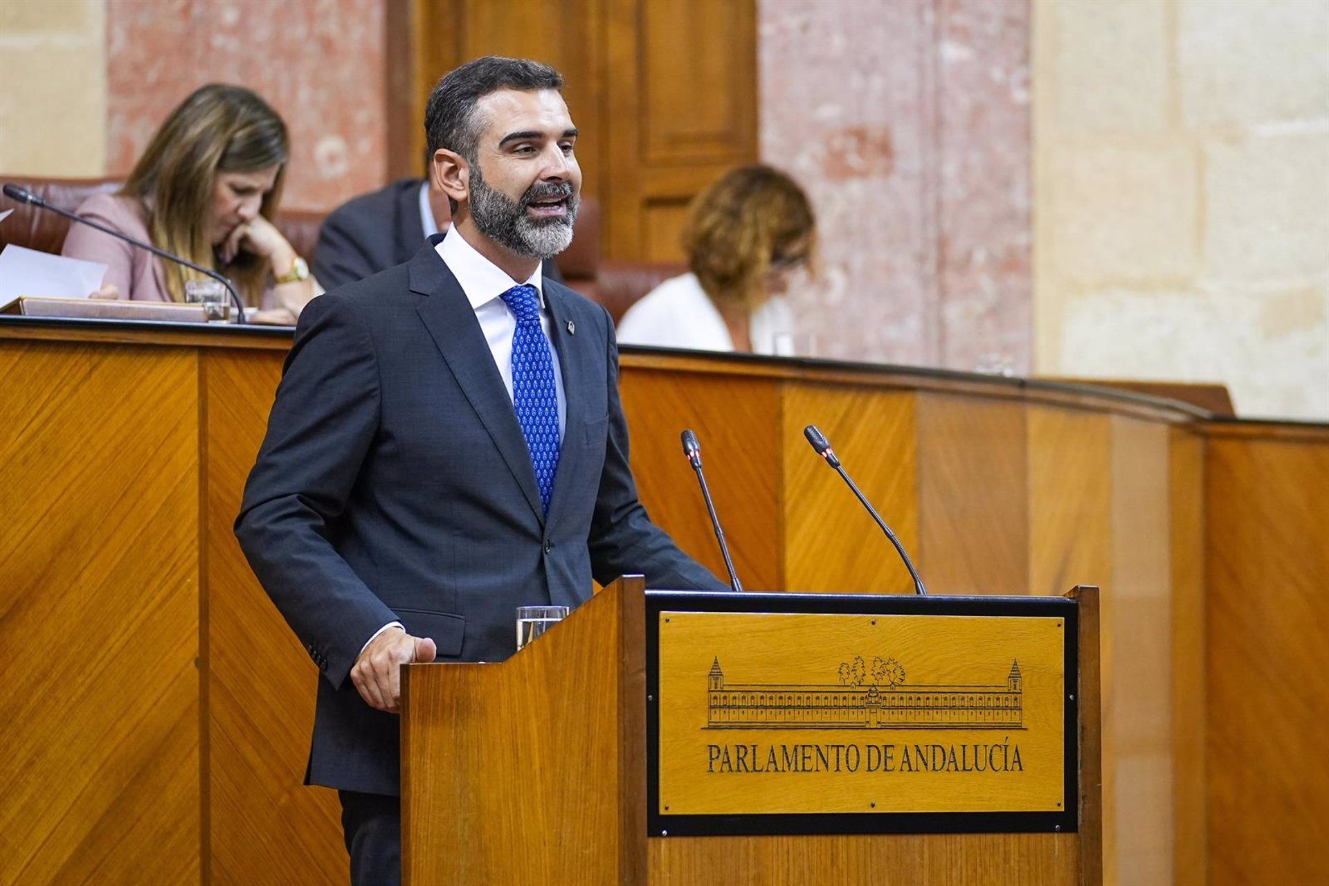 La Junta niega la llegada de restos de parafina a las costas tras el choque de dos barcos en el Estrecho. El consejero de Agricultura, Agua y Desarrollo Rural, Ramón Fernández-Pacheco, en el Parlamento en una imagen de archivo.