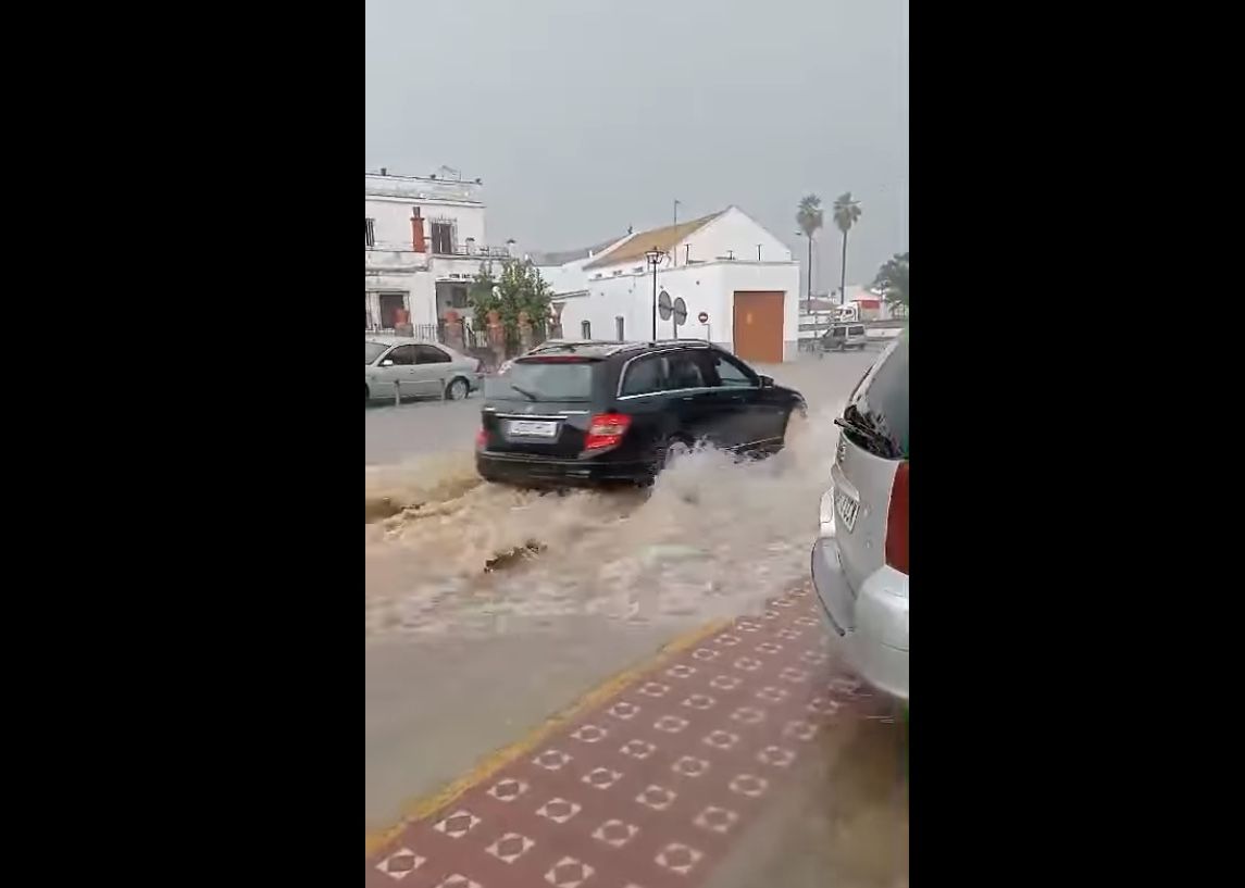 Imágenes de la Estación de Jimena, hoy. Seis personas quedan atrapadas y niños evacuados de un colegio en Jimena por las fuertes lluvias. 