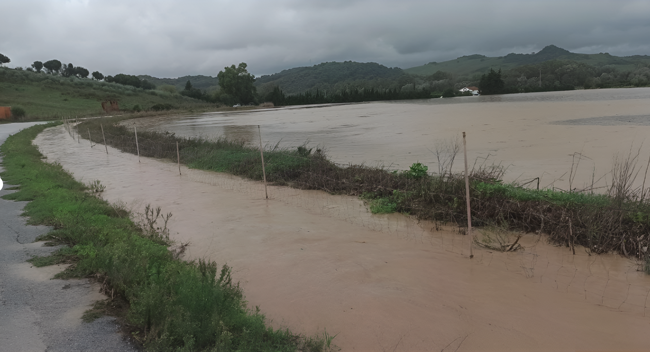  Jimena desciende su alerta a amarilla y reabre las carreteras. Foto tomada del río Guadiaro en el municipio de Jimena de la Frontera. 