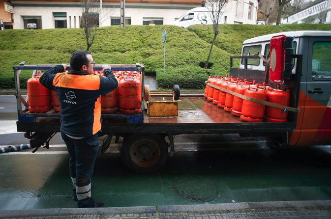 La bombona de butano sigue al alza y se encarece un 4,27% desde este martes, hasta los 16,61 euros. Foto: Carlos Castro - Europa Press - Archivo. 