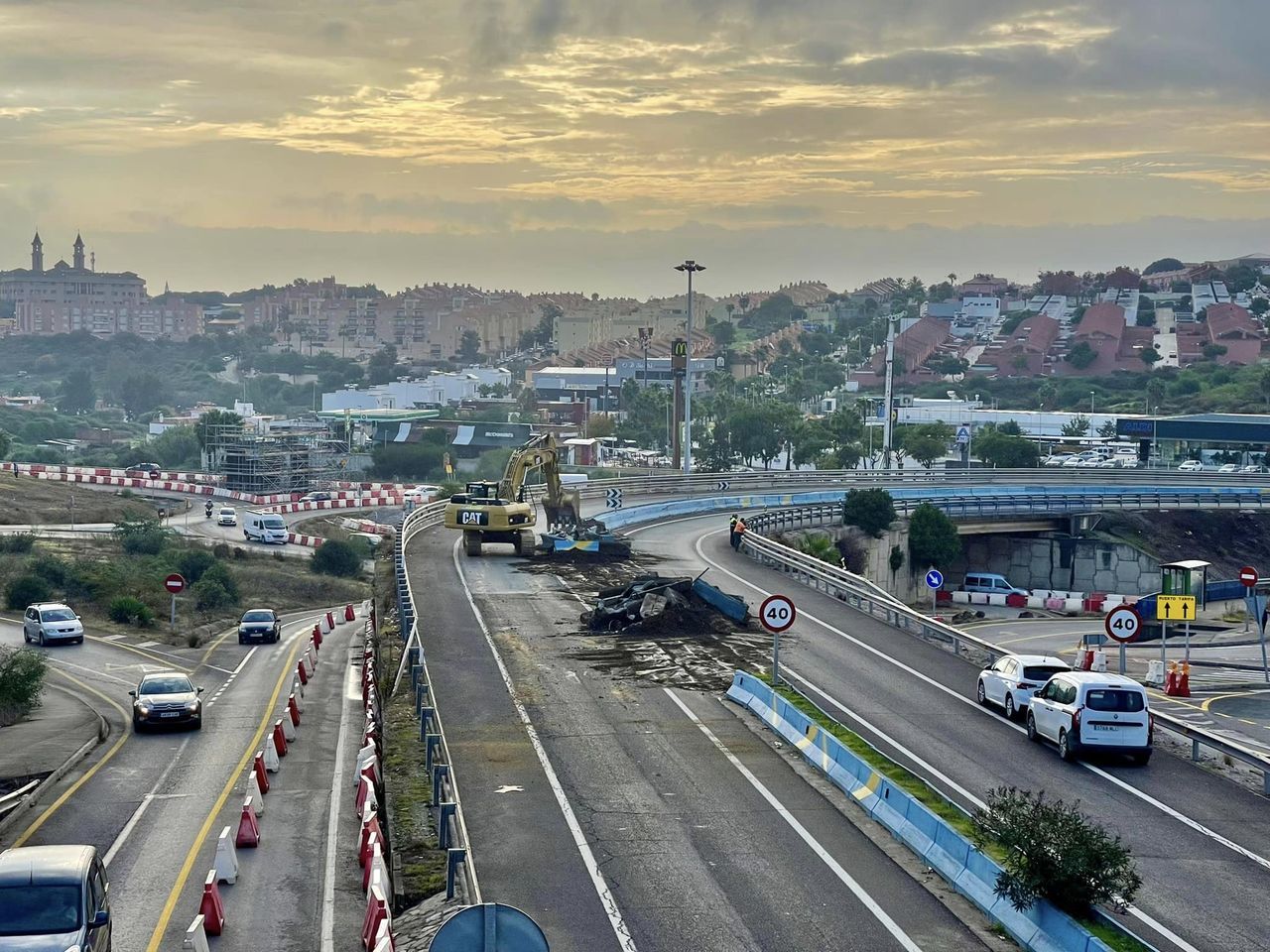 El derribo del puente de Los Pastores cierra la conexión entre la A-7 y la carretera de Tarifa hasta junio de 2025. Foto: Sofía Furse. 