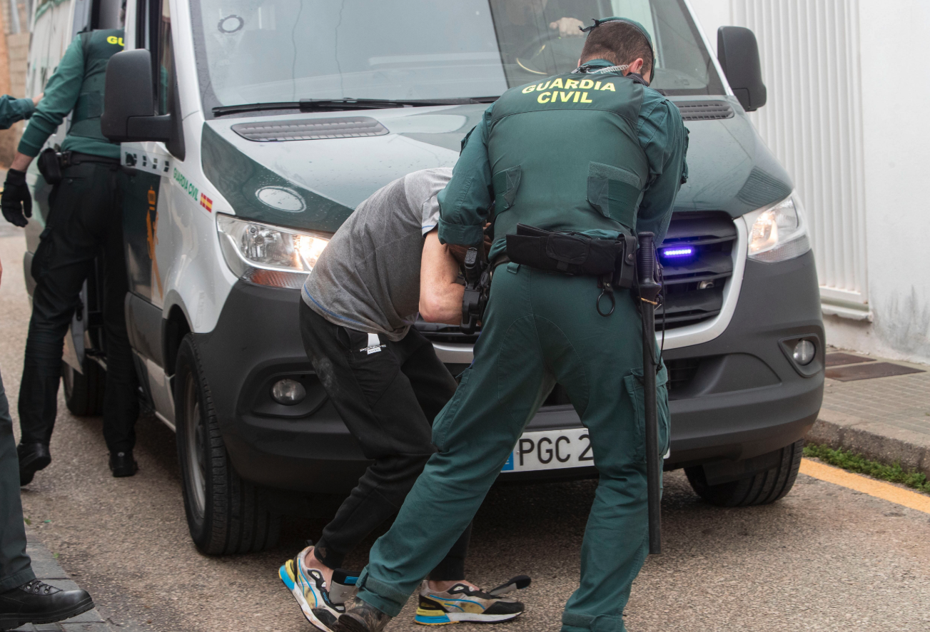 La Guardia Civil trasladan a los juzgados de Barbate al piloto de la narcolancha, Francisco Javier M.P., Kiko 'El Cabra', detenido por la muerte de dos guardias civiles. FOTO: Román Ríos Román Ríos / EFE