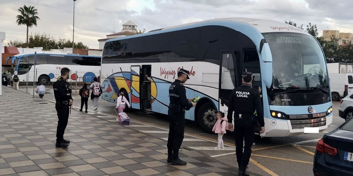 San Roque pone en marcha una campaña de la DGT sobre inspección de transportes escolares. 