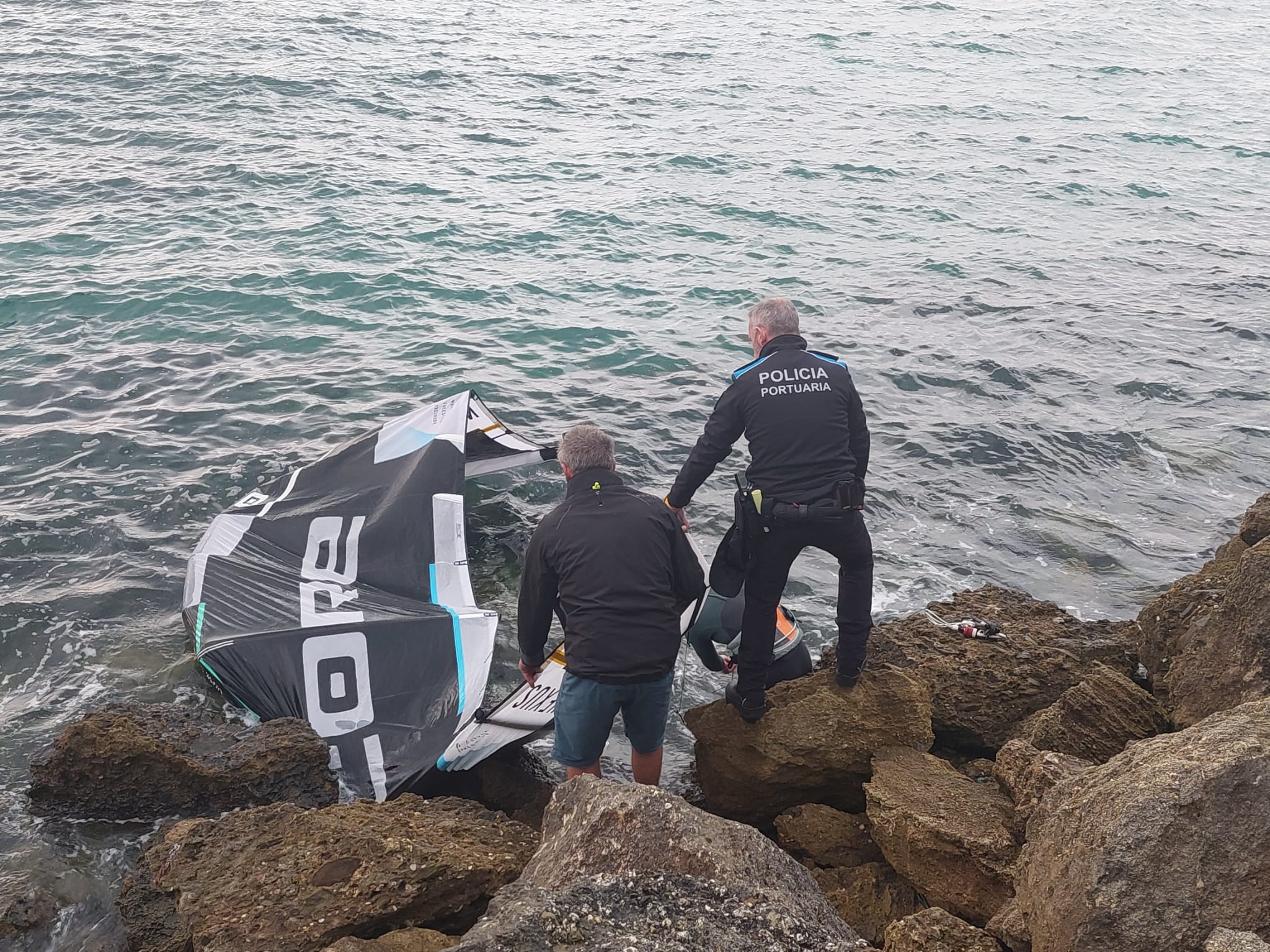 Rescatado un kitesurfista que no podía alcanzar la orilla en Tarifa 