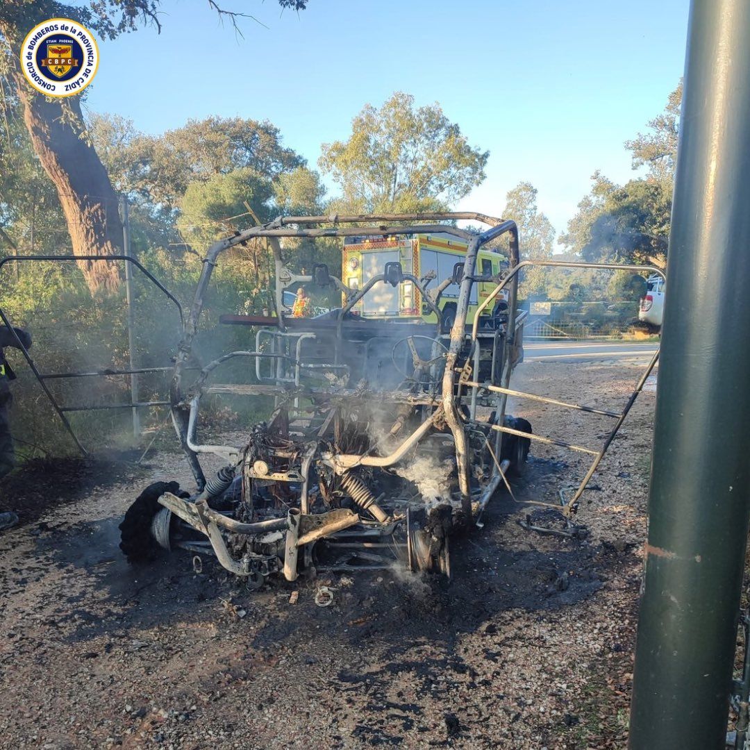 Bomberos intervienen en el incendio de un vehículo buggy en Castellar