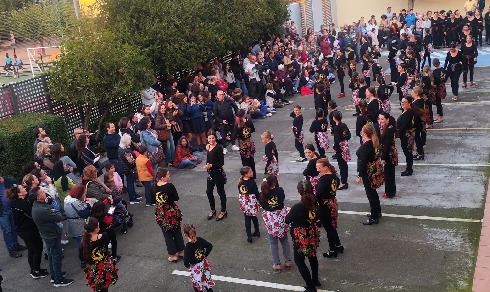 La escuela Sánchez-Verdú rinde homenaje al flamenco con un flashmob. 