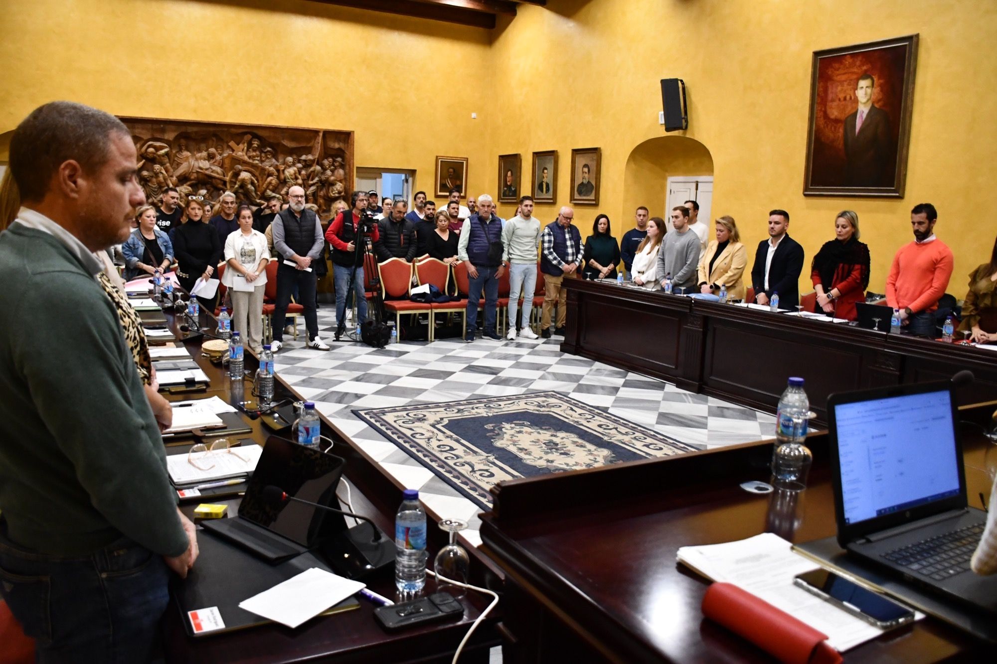 Vecinos del Albarracín demandan al Ayuntamiento de San Roque la regularización de sus viviendas. En esta imagen, vecinos en el pleno de San Roque.