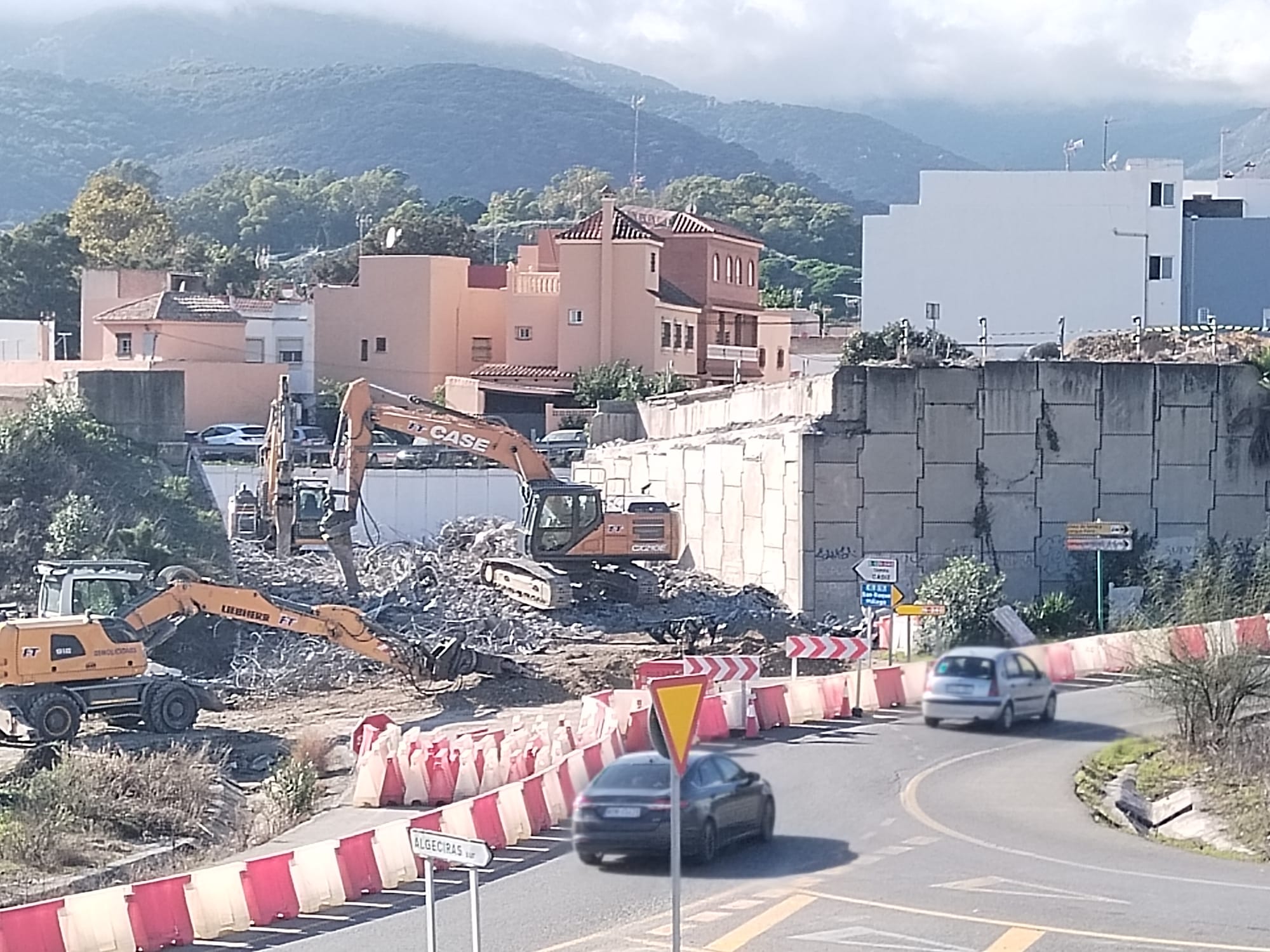 Derribado el primer vano del puente de Los Pastores que provoca nuevos cambios en el tráfico.