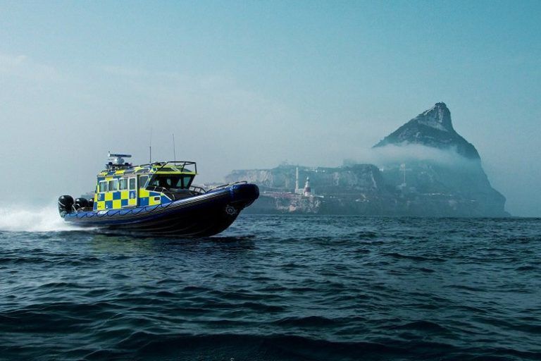  Rescatado en aguas que rodean a Gibraltar un pasajero que cayó por la borda desde un ferry.