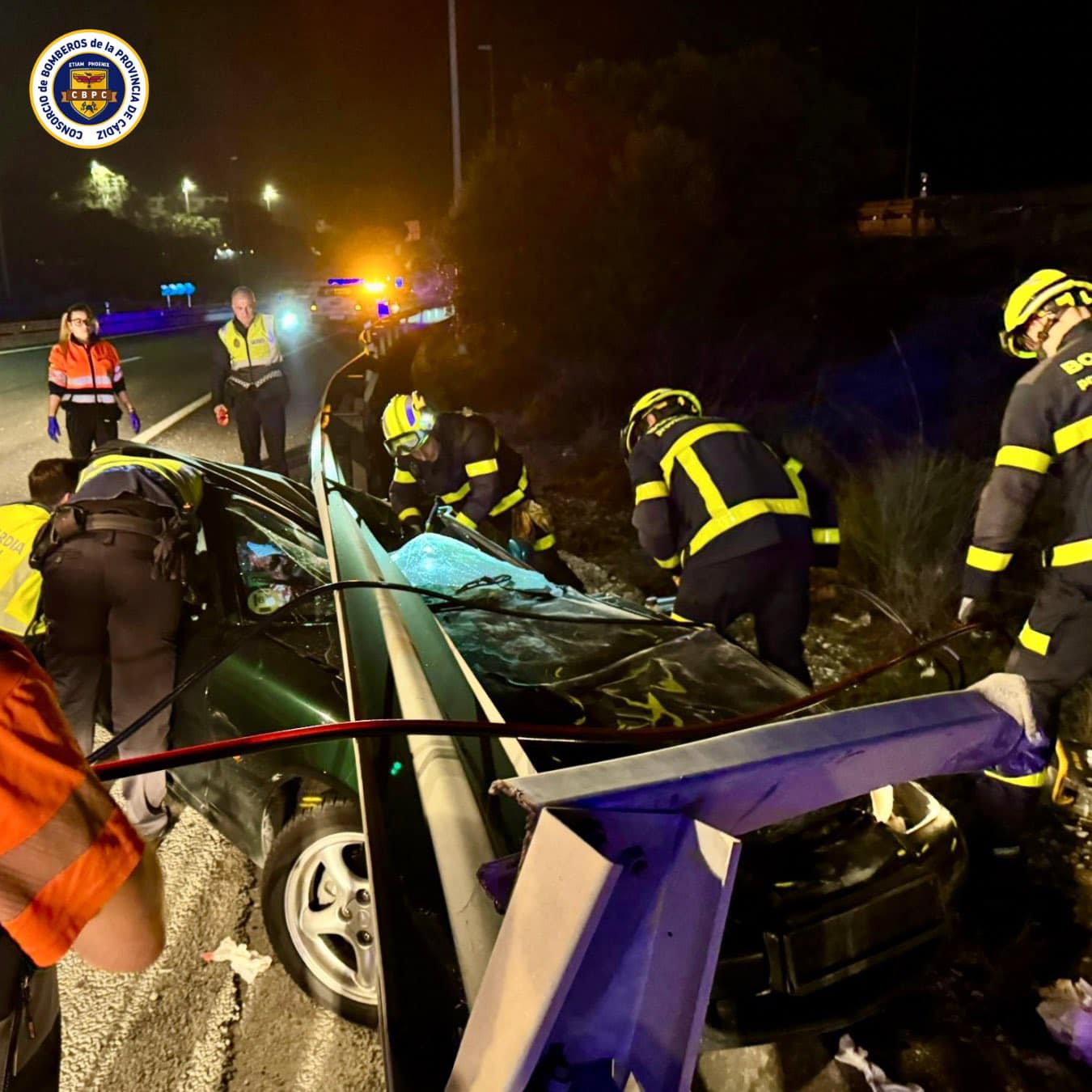 Bomberos rescatan a una persona del interior de su vehículo tras un brutal accidente en la A-7. 