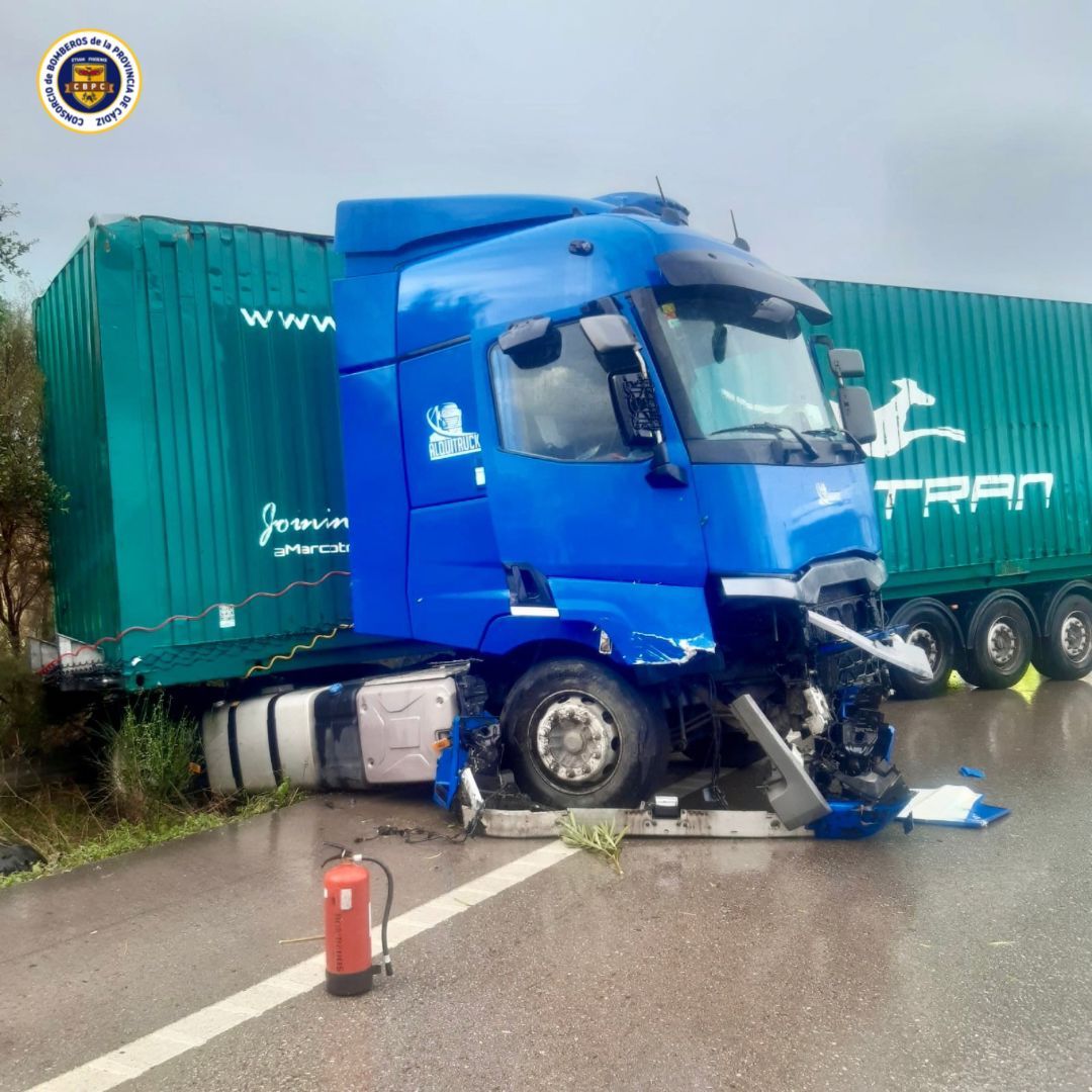 El camión volcado en la A-381.