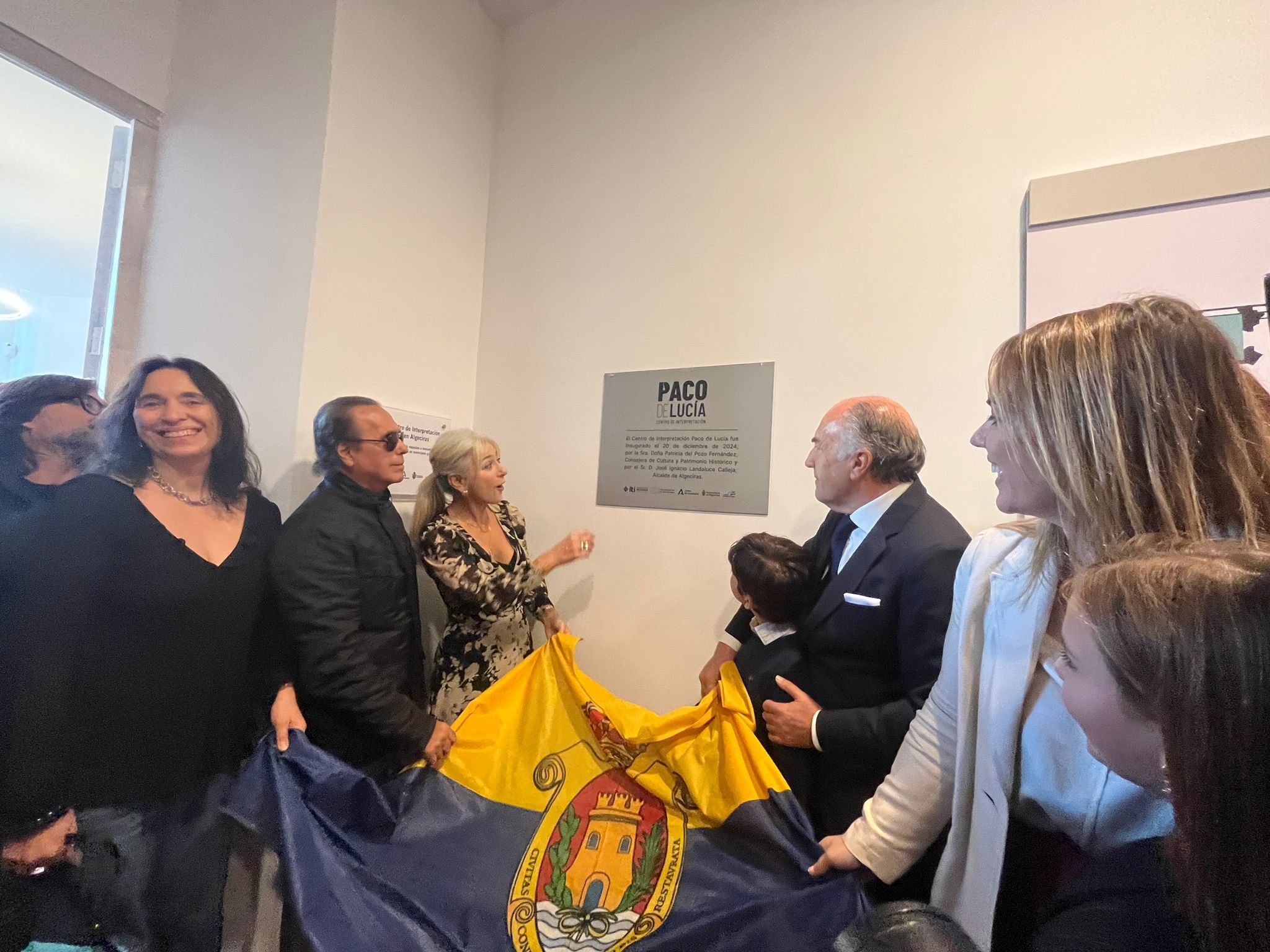 Familiares y autoridades descubren la placa del Centro de Interpetación Paco de Lucía. Foto: Belén Jiménez. 