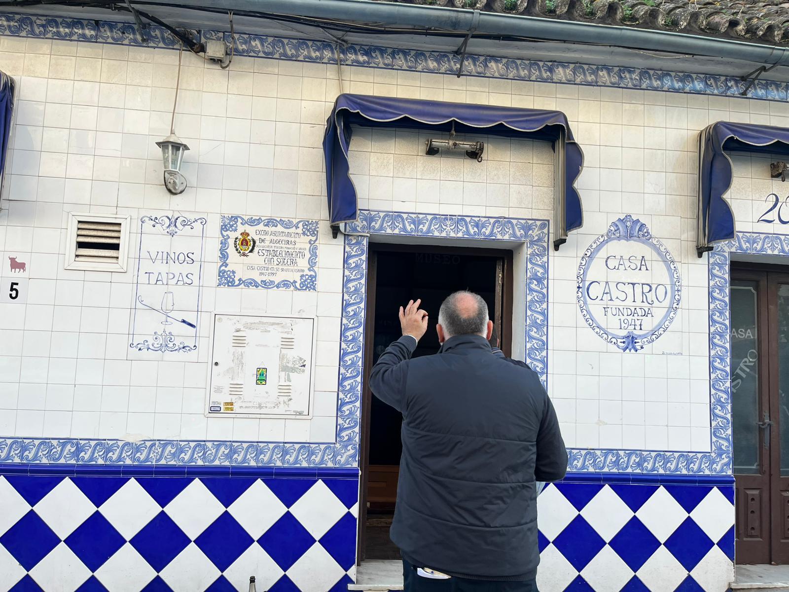 Pescadería Antonio Martín y el chef José Andrés devuelven Casa Castro a Algeciras. En esta imagen, el chef José Andrés visita el local de Casa Castro este 24 de diciembre. Foto: F.M. / S.F. / 8Directo.