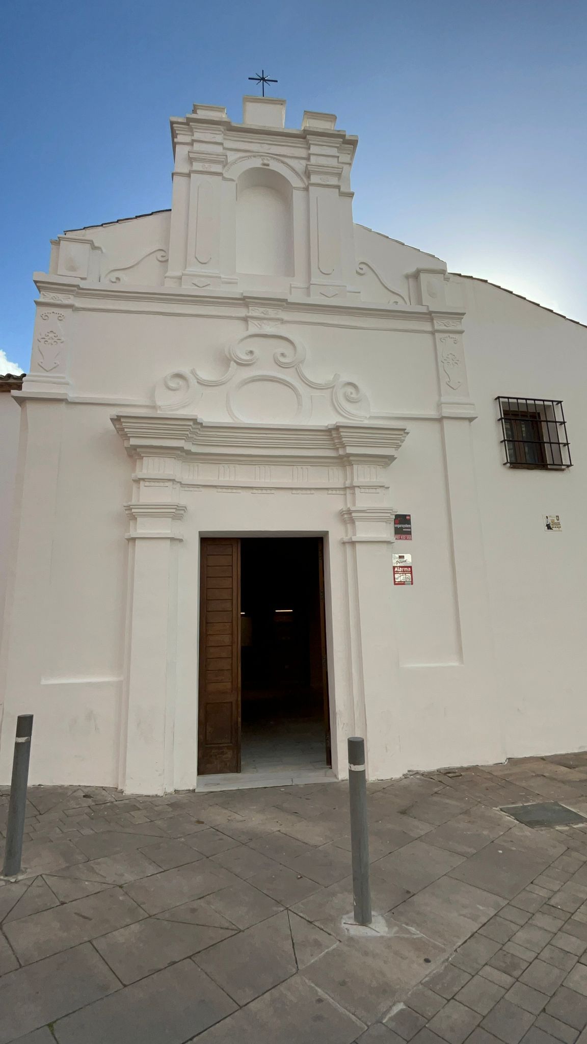 Exterior de la Capilla del Cristo de la Alameda, que acoge la exposición. 