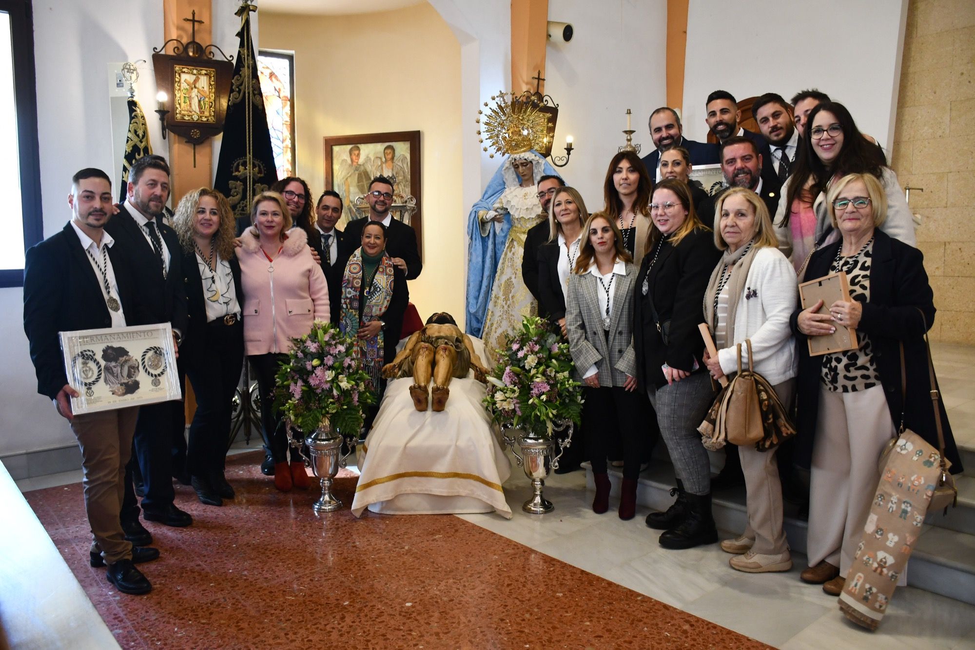 Acto de hermanamiento entre la Asociación Parroquial de Guadiaro y la Hermandad del Santo Entierro de Sanlúcar.