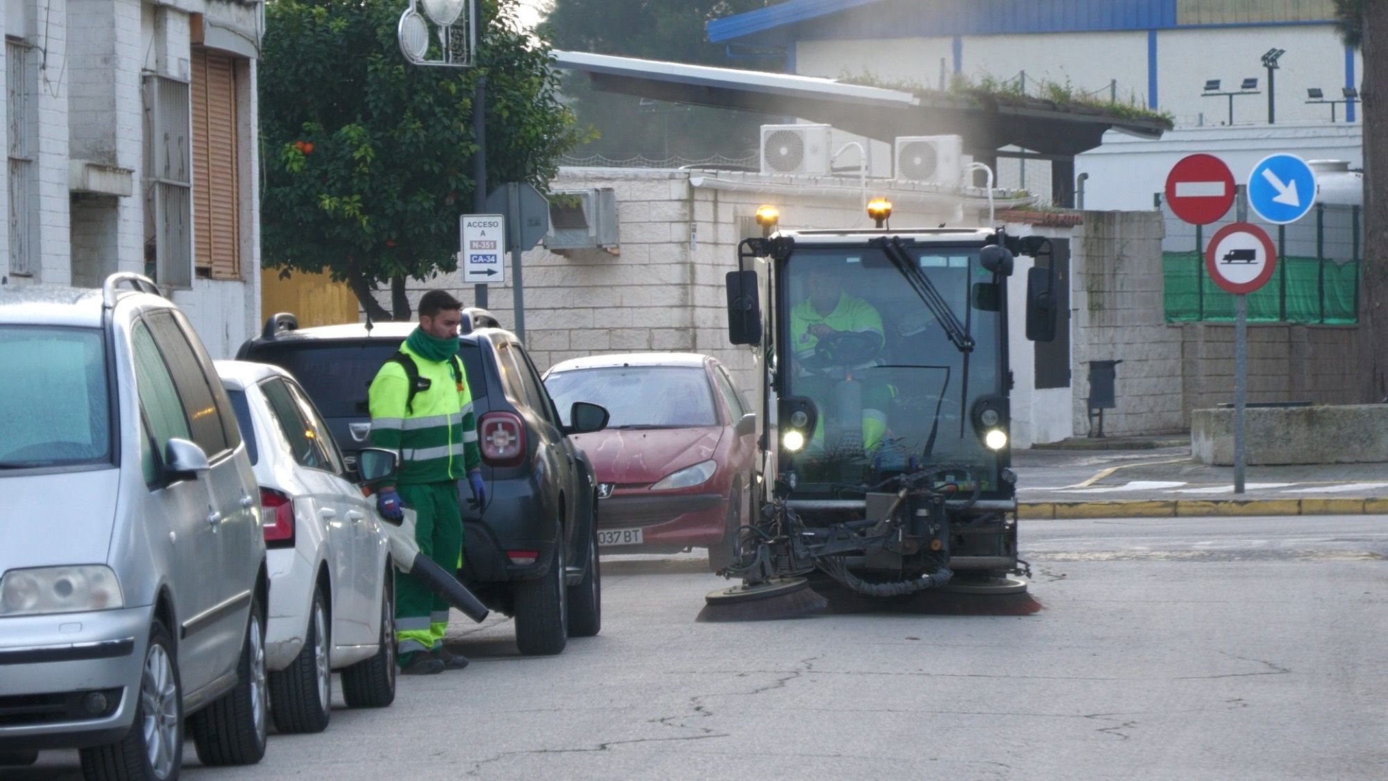 Realizada una limpieza especial en las calles de la Barriada Cepsa.