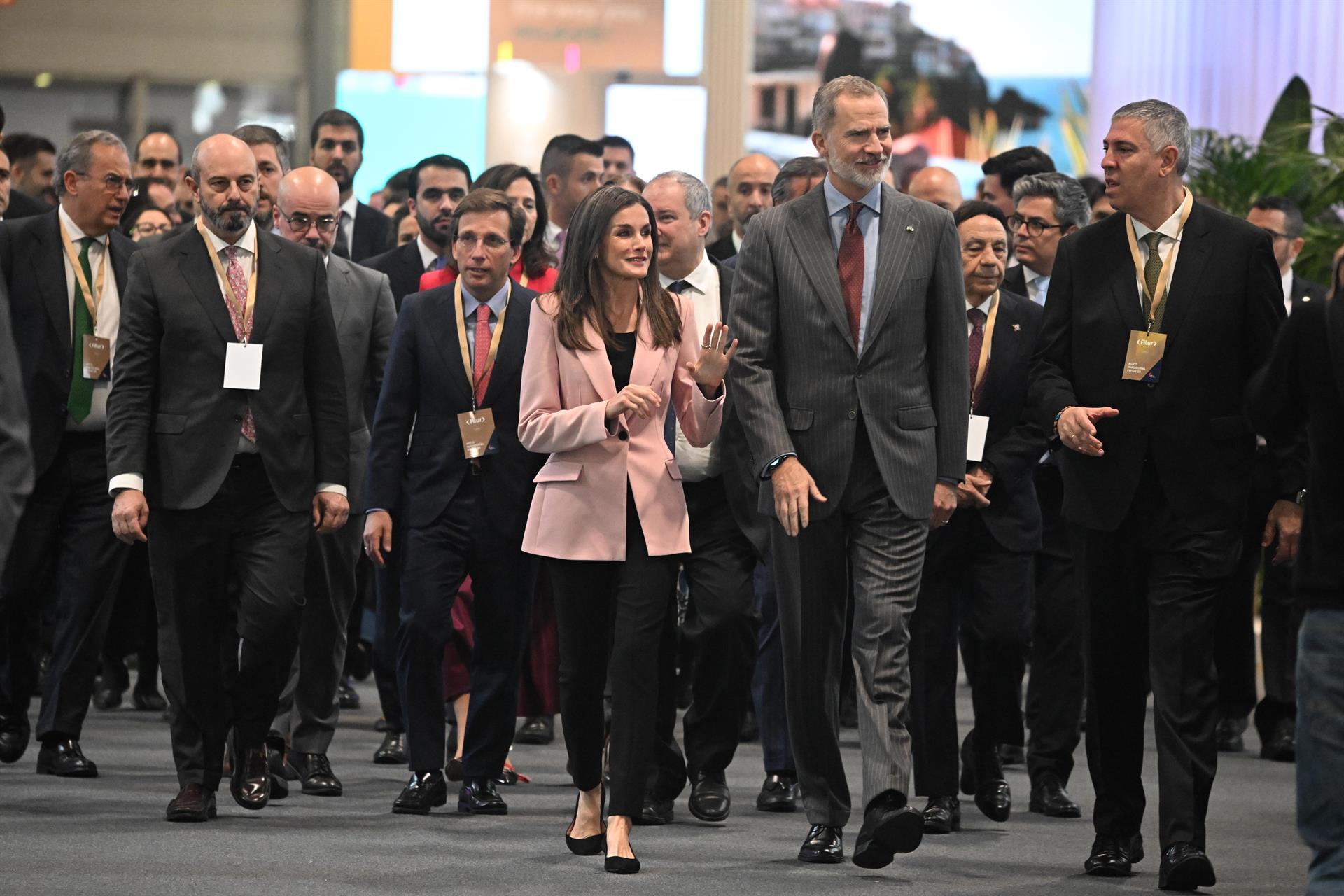 El presidente del Senado, Pedro Rollán; el alcalde de Madrid, José Luis Martínez-Almeida; la Reina Letizia; el Rey Felipe VI y el presidente de IFEMA, José Vicente de los Mozos, durante la inauguración de la 45ª. - José Oliva - Europa Press