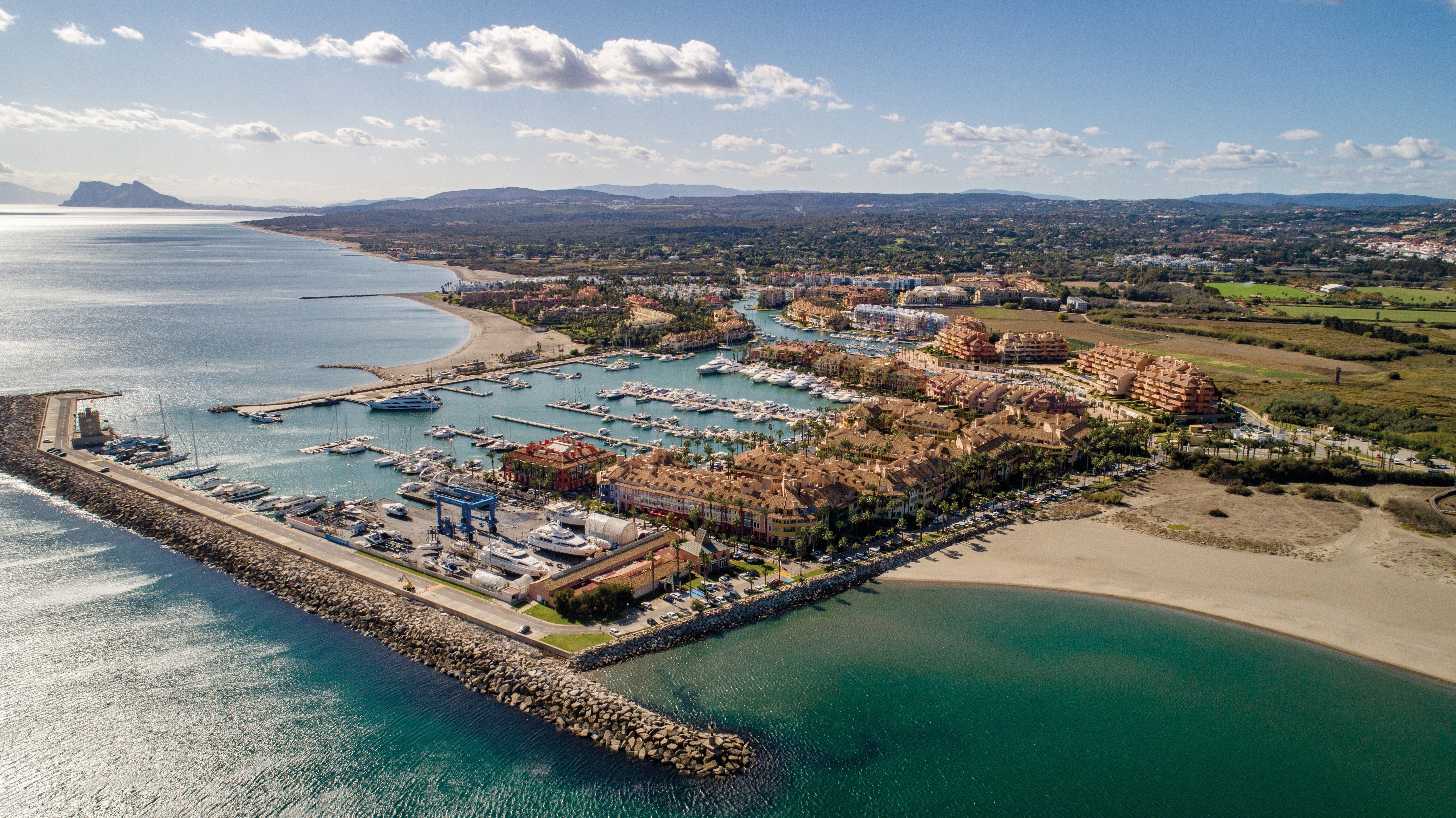 Sotogrande y su entorno, centros de nuevas inversiones en turismo de lujo. Vista aérea de Sotogrande, con el puerto deportivo y las urbanizaciones. 