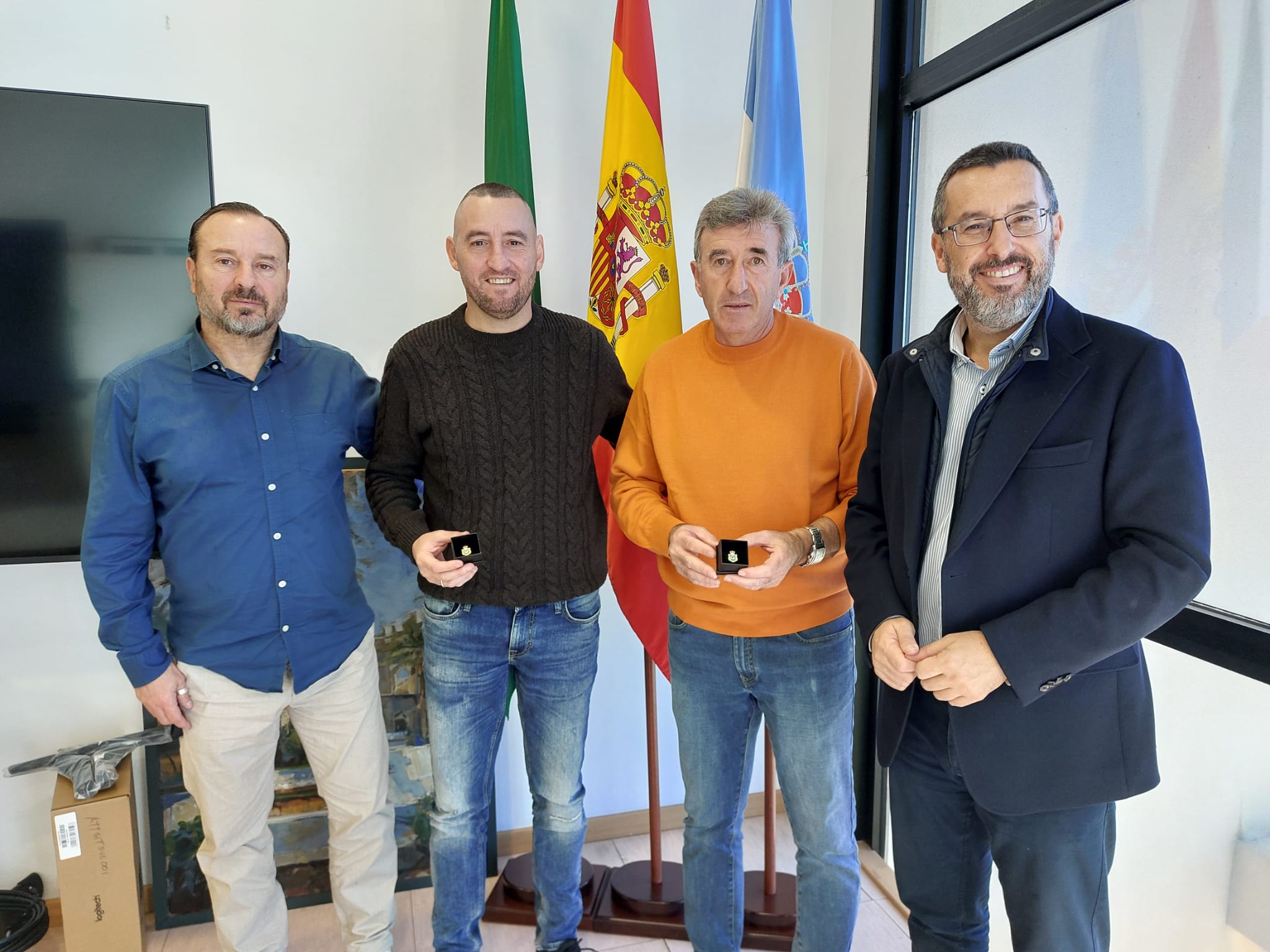 Argimiro Márquez y Copi, máximos goleadores de La Balona, reciben la insignia de la ciudad.