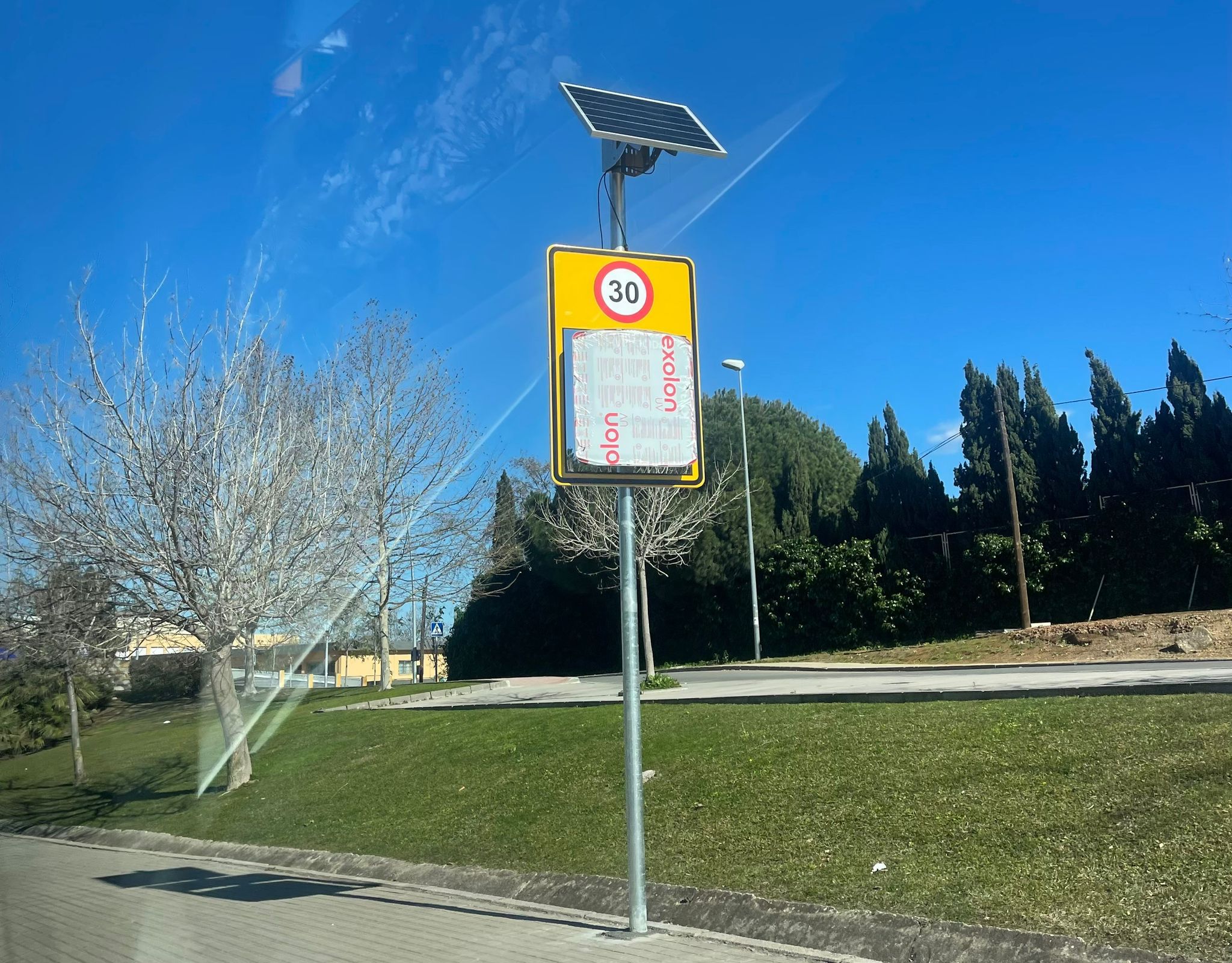 Nuevo radar pedagógico en la carretera Rinconcillo. Foto: Sofía Furse/8Directo