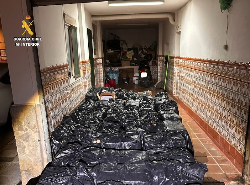 Trece detenidos tras la intervención de 100.000 cajetillas de tabaco en San Roque y La Línea