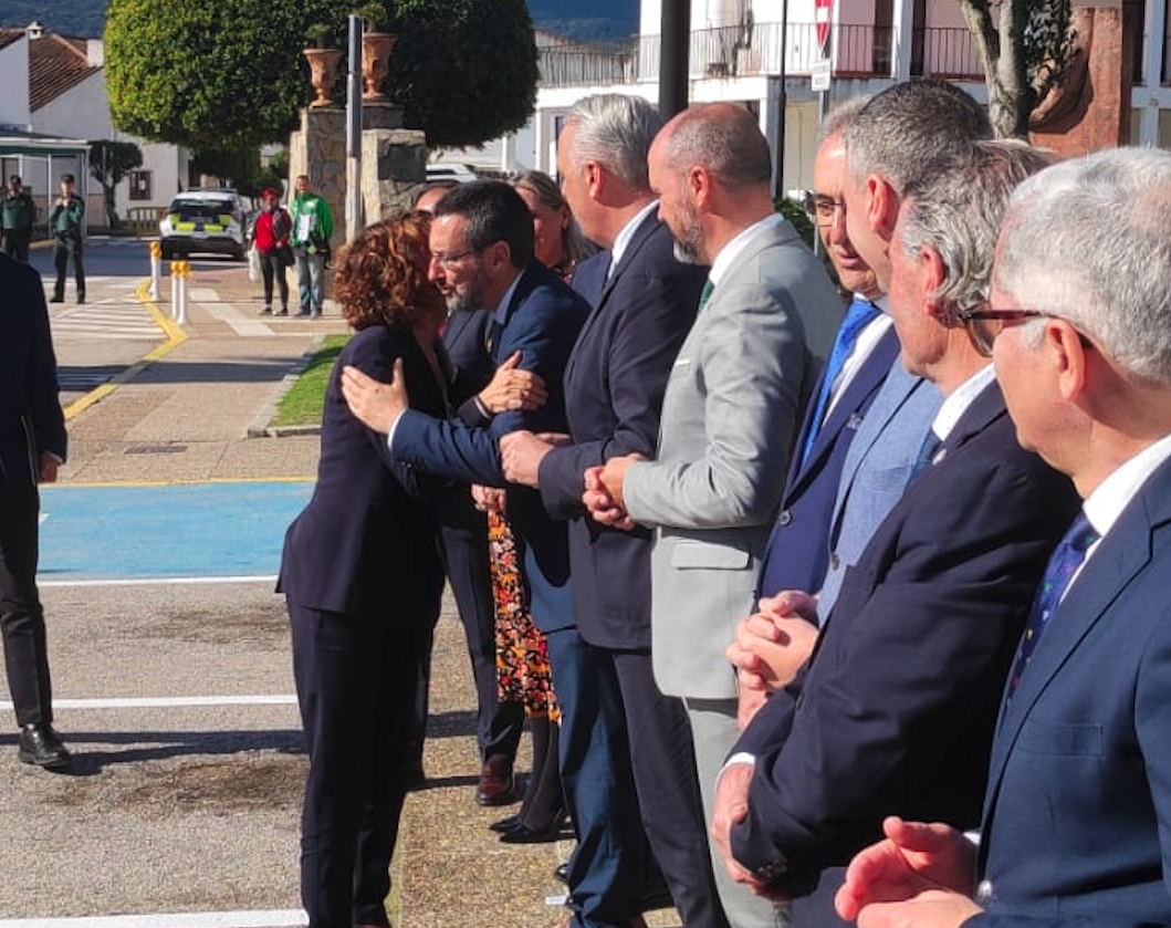 Montero saluda a su llegada a Castellar al alcalde de La Línea.