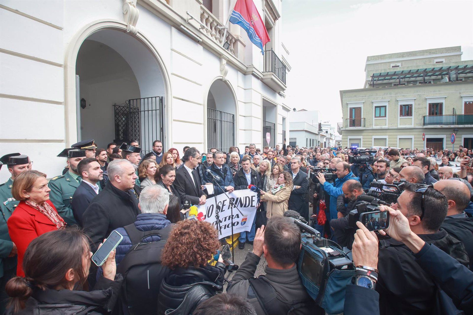 Centenares de personas se concentran en el municipio gaditano de Barbate en señal de duelo por la muerte de dos agentes de la Guardia Civil durante una operación contra el narcotráfico en el puerto. - Rocío Ruz - Europa Press - Archivo