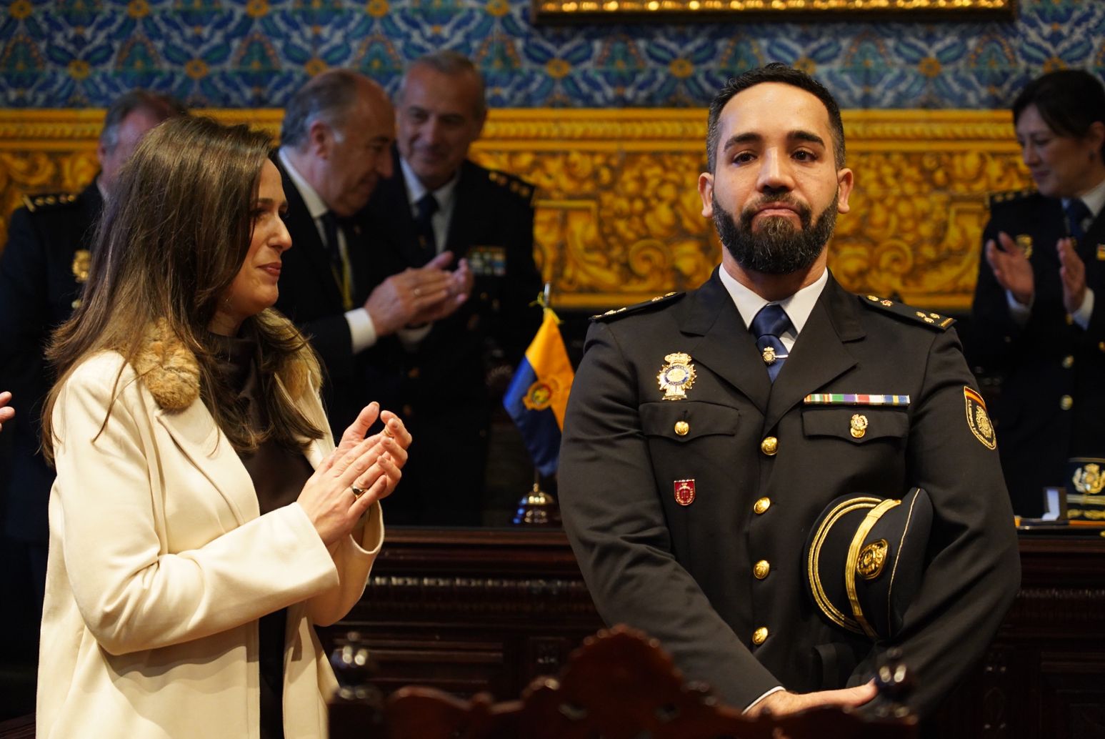 El inspector Fran junto a su mujer, con la insignia de la ciudad el pasado 8 de febrero.