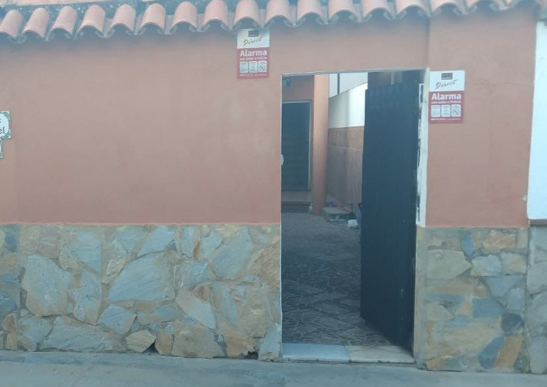 Imagen de la puerta de la vivienda. Una madre soltera con un hijo con TDH, en riesgo de ser desahuciada: "Solo quiero una casa"