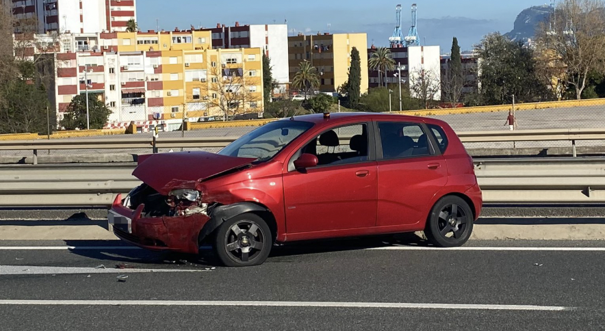 Piden ayuda para encontrar a una conductora que se dio la fuga tras un accidente múltiple en Algeciras. Foto cedida a 8Directo.