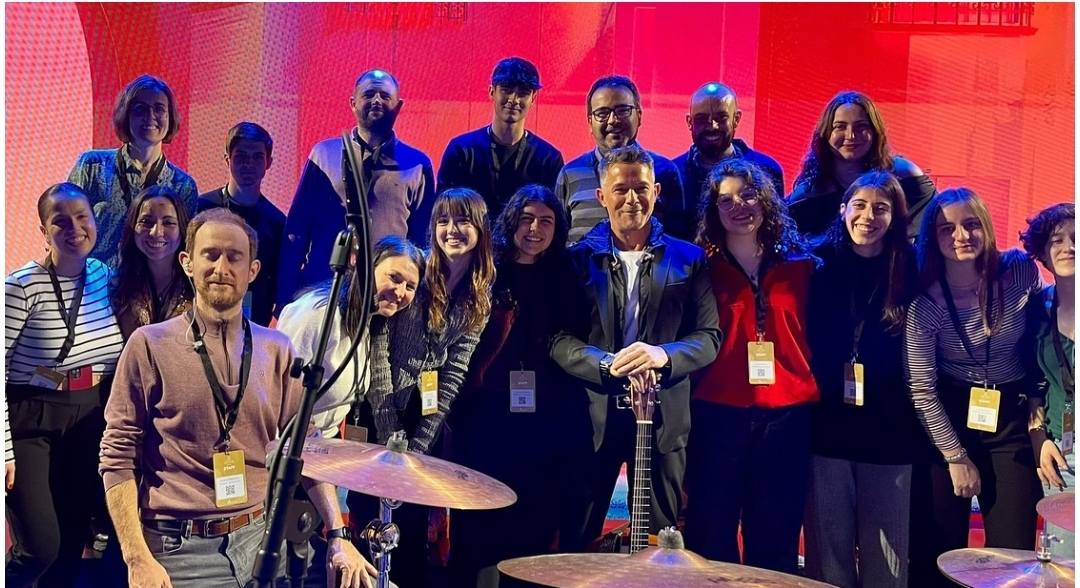 Alejandra junto a sus compañeros del coro y Alejandro Sanz.