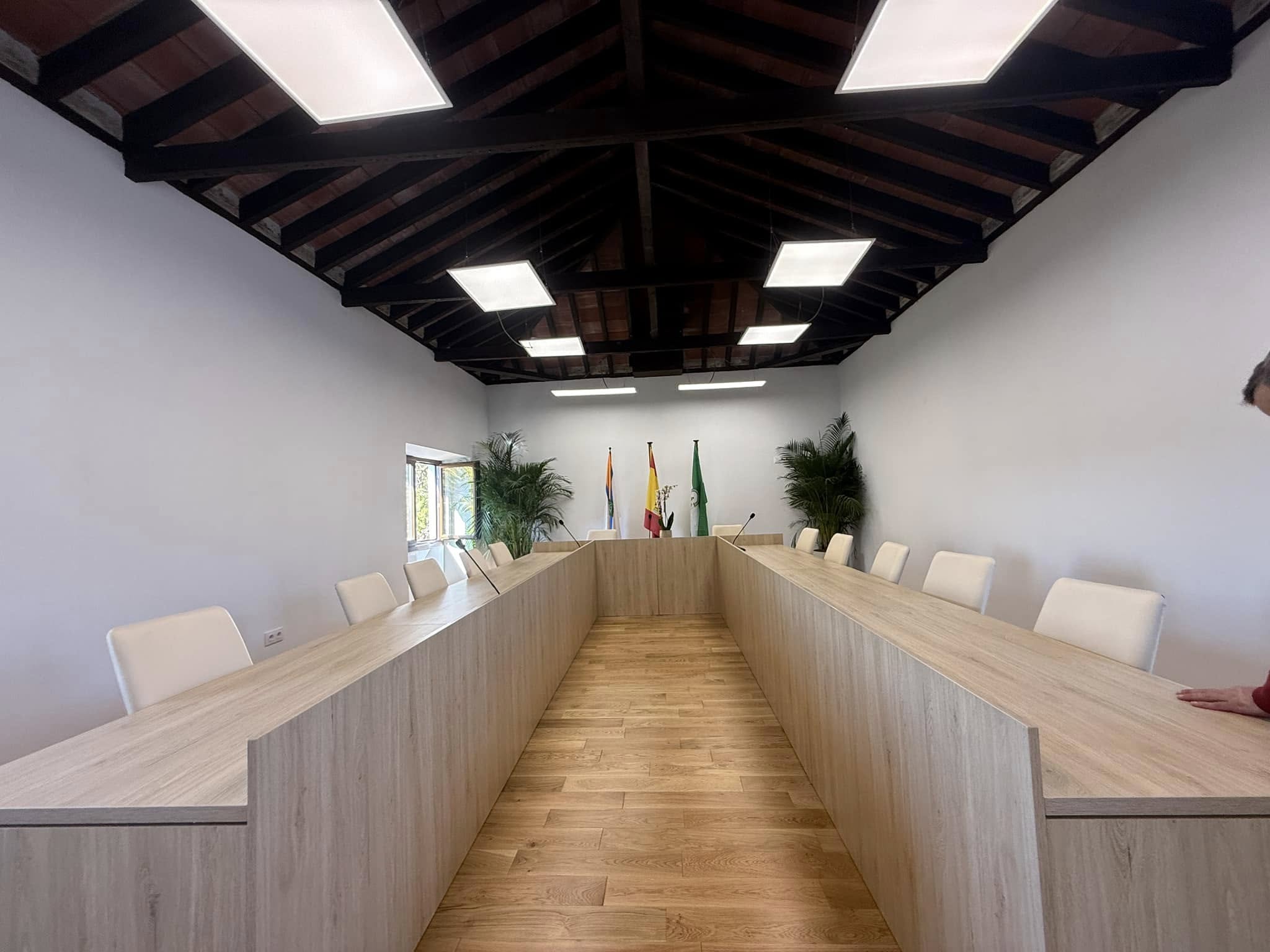 El salón de plenos de la nueva sede del Ayuntamiento de San Martín del Tesorillo, ubicada en la Casita de Campo. Imagen de 8Directo. 